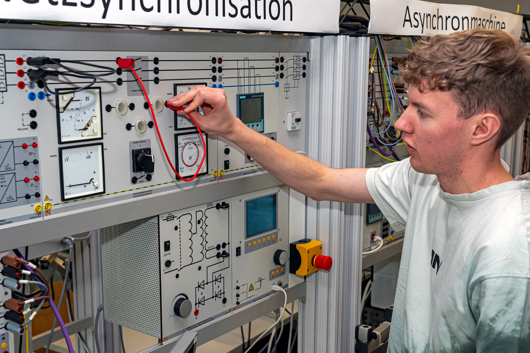 Jens Hagmeyer vor einem Modell zur Netzsynchronisation im Labor für Elektrische Systeme