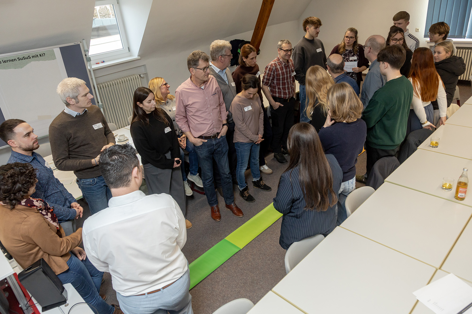 Teilnehmer*innen des KI-Workshops stehen an der Positionslinie