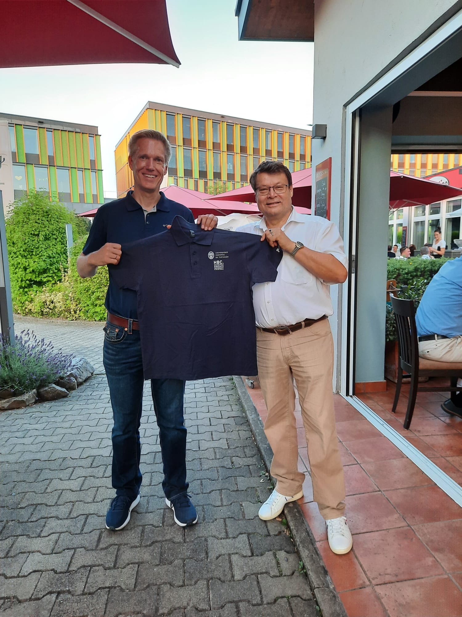 Zwei Männer halten T-Shirt hoch