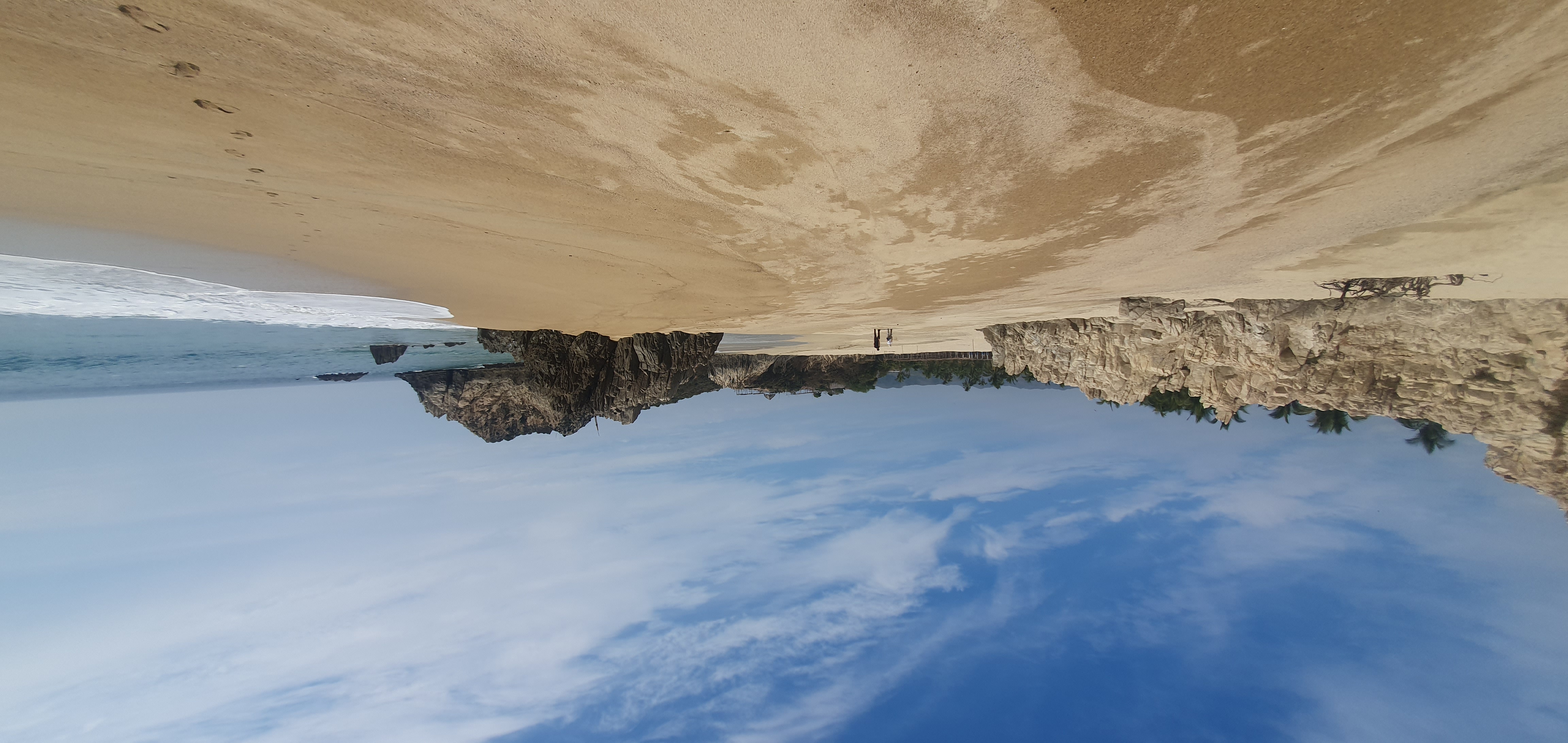 weißer Sandstrand und blauer Himmel mit Meer