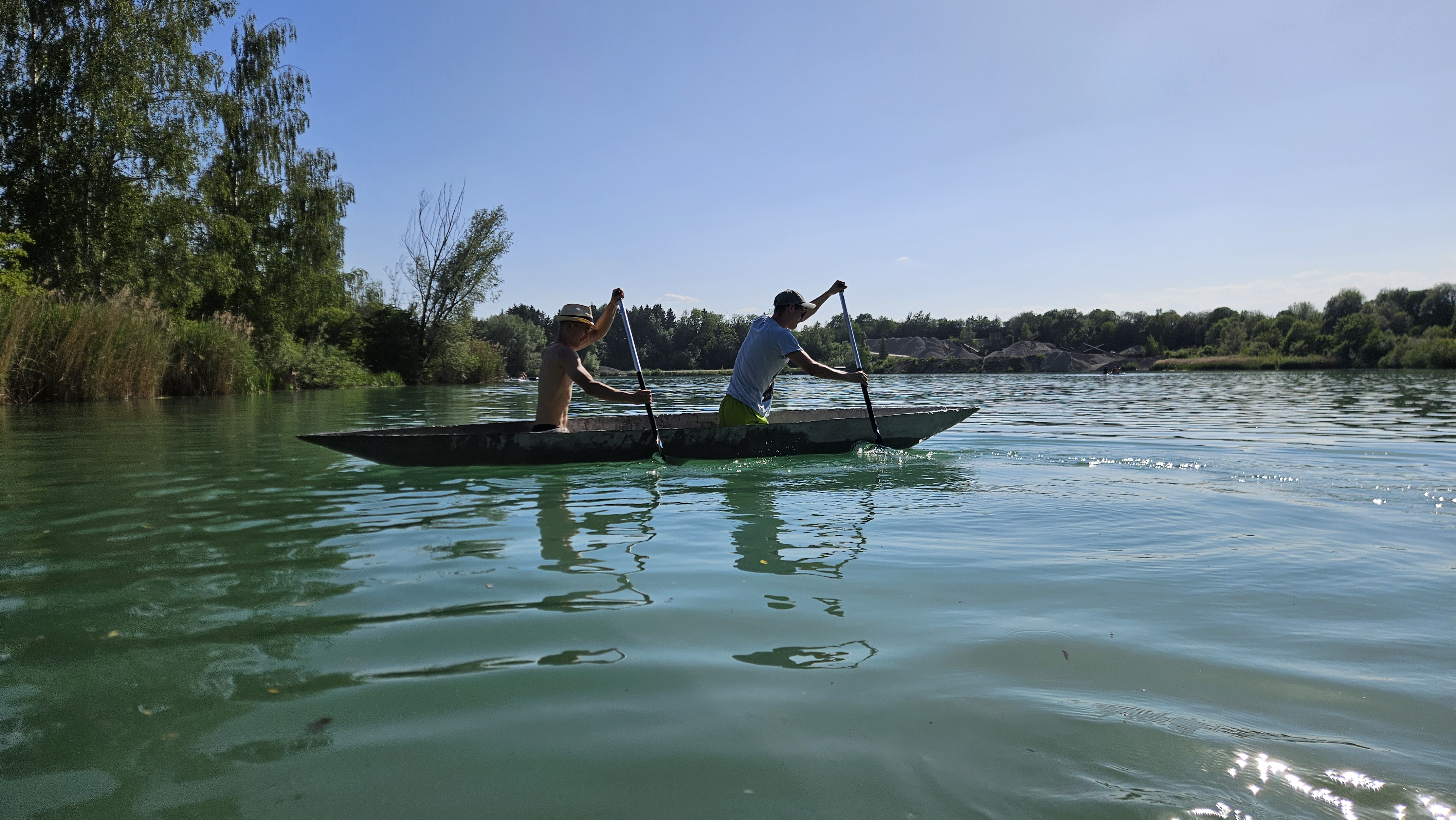 Betonkanu auf dem See