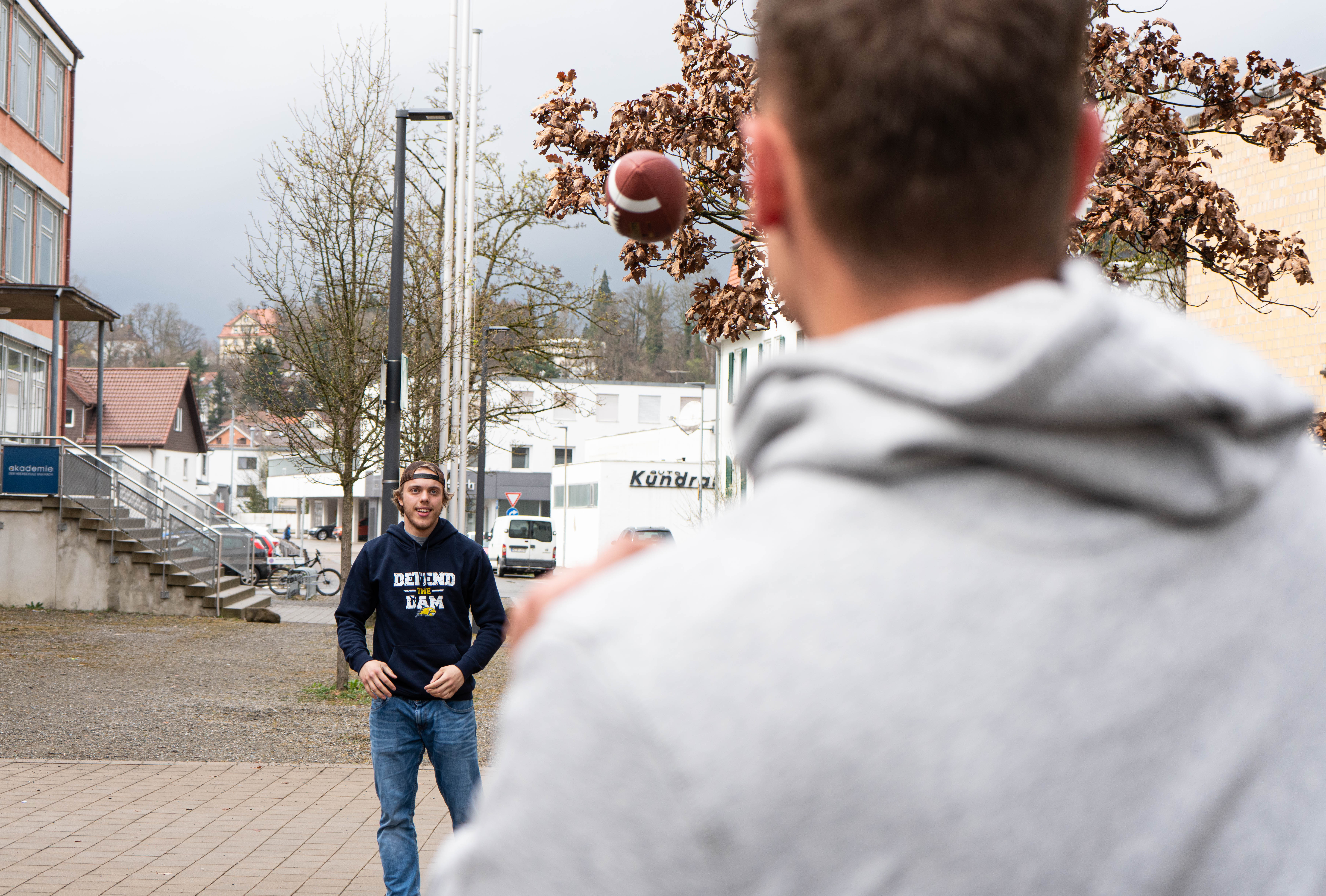 Zwei Männer die Football spielen
