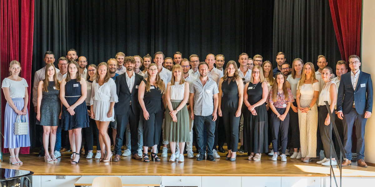 Gruppe von Studierenden auf der Bühne bei der Masterverabschiedung