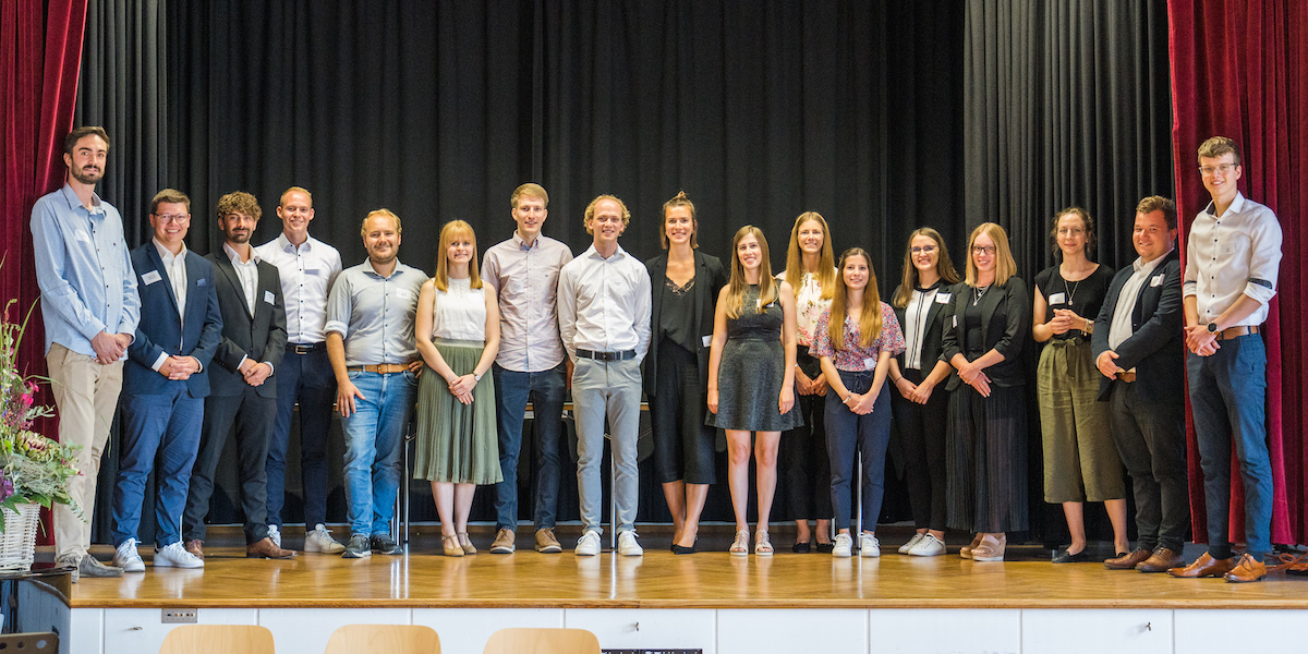 Gruppe von Studierenden auf der Bühne bei einer Preisverleihung