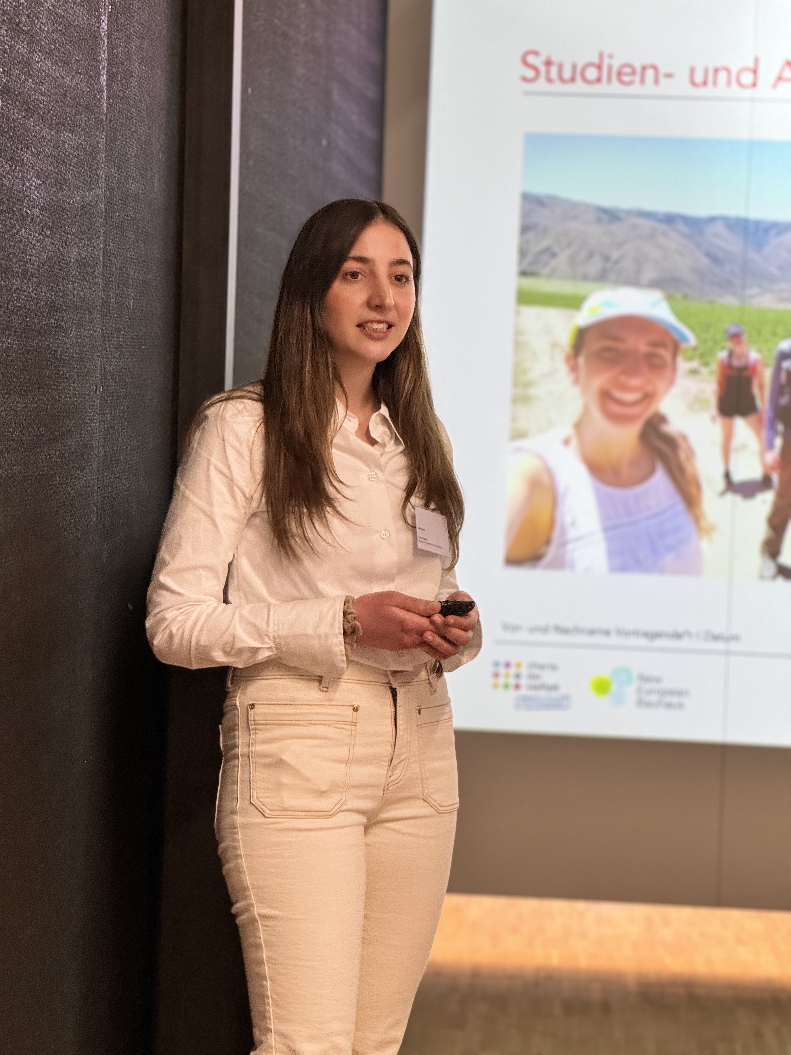 Frau steht und präsentiert