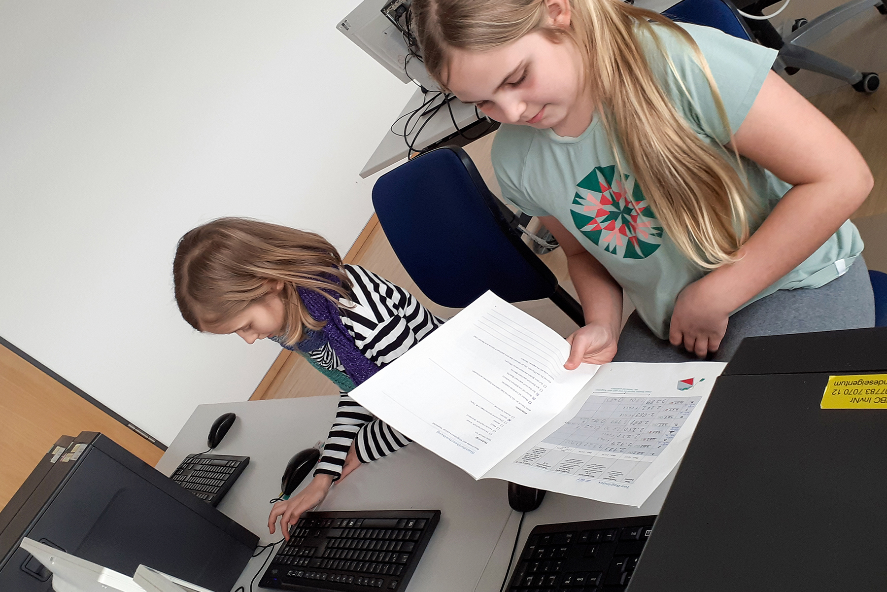 Zwei Mädchen besprechen Ihre Auswertungen der Hector Kinderakademie