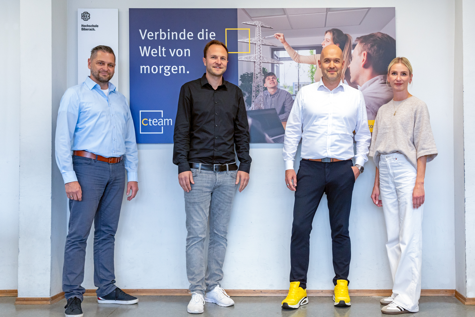 Vertreter Cteam und Hochschule vor der neuen Hörsaaltafel