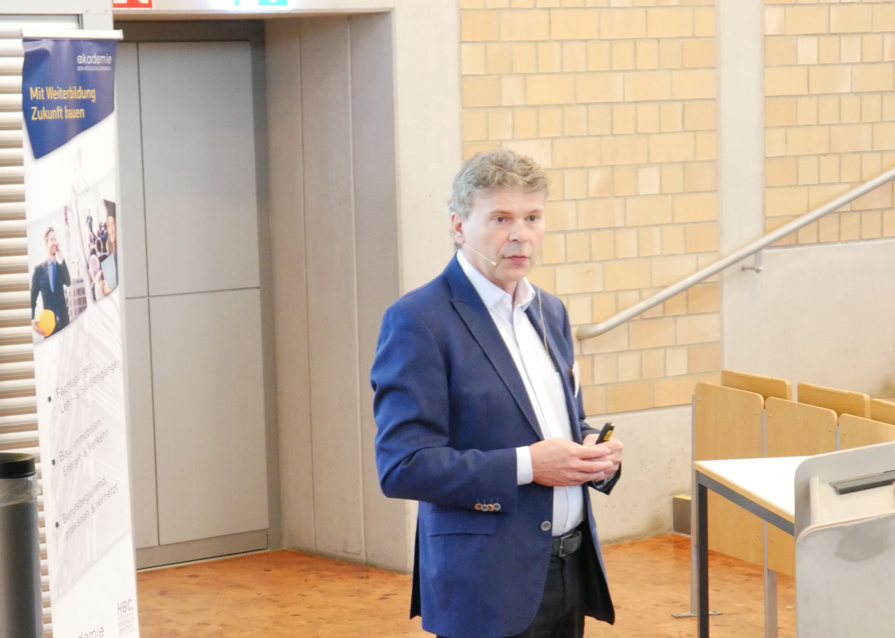 Ein Mann steht in einem Raum