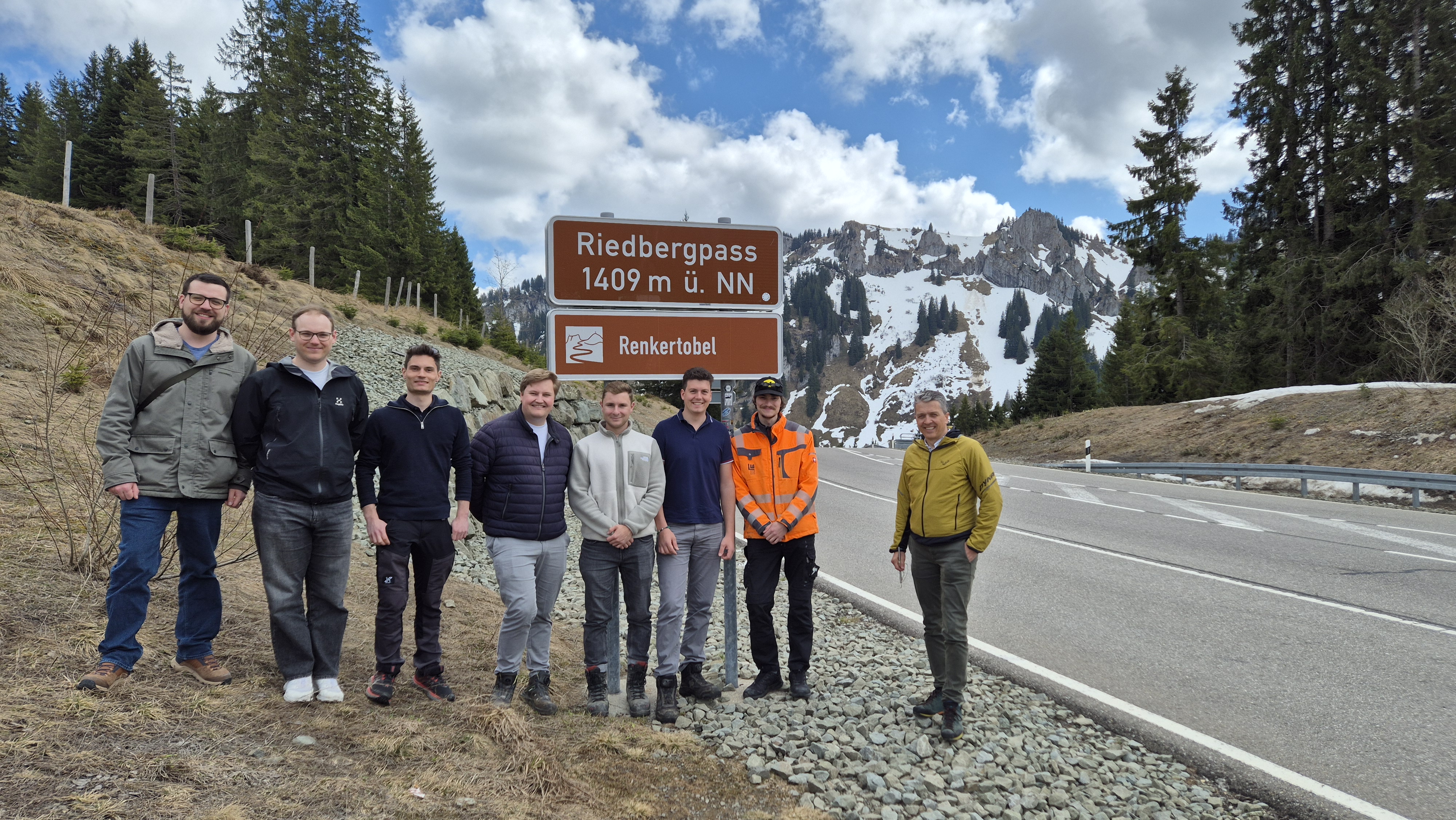 Studierende stehen vor dem Schild des Riedbergpass