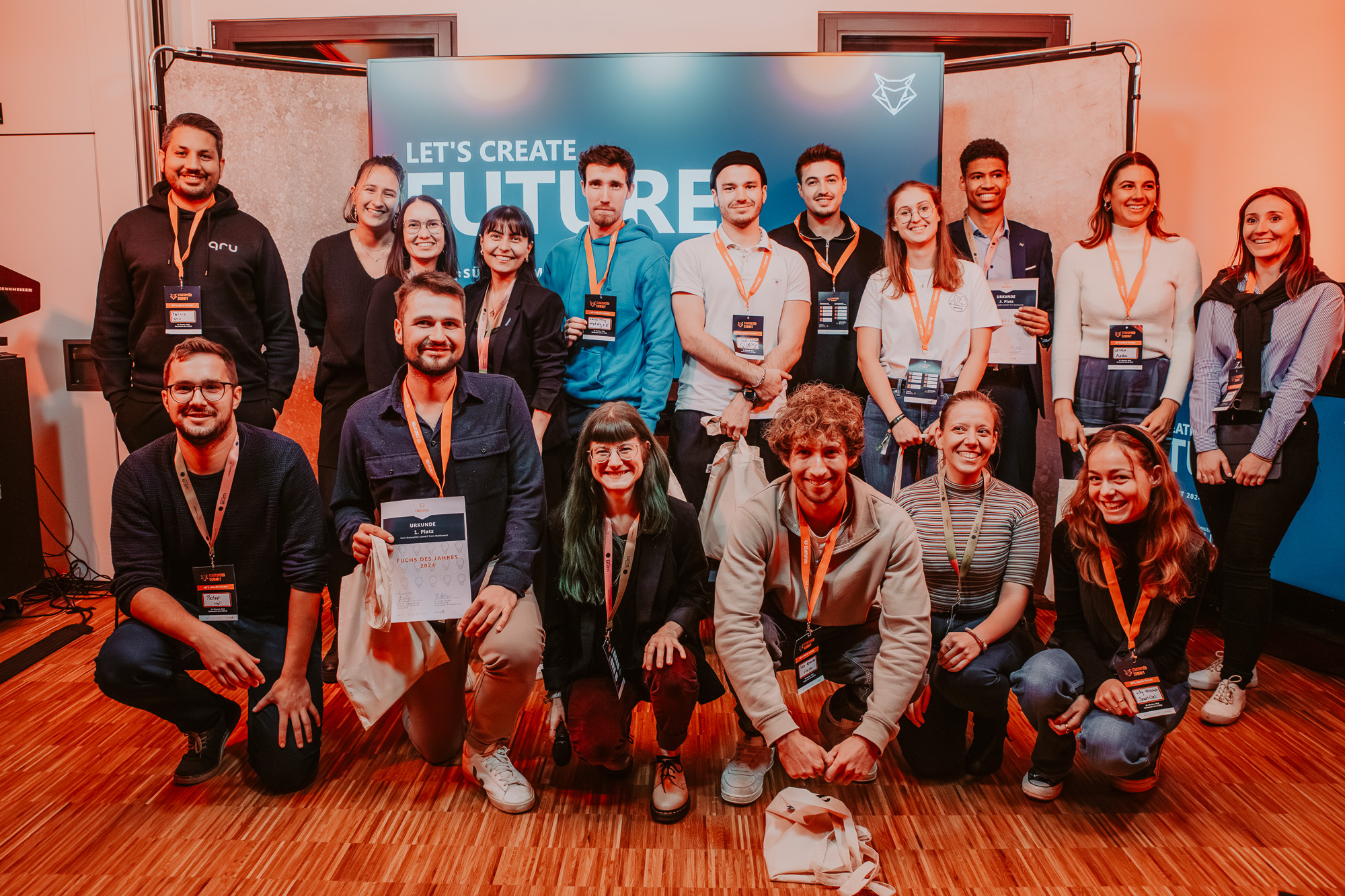 Großes Gruppenfoto mit Menschen mit Urkunden und Medaillen