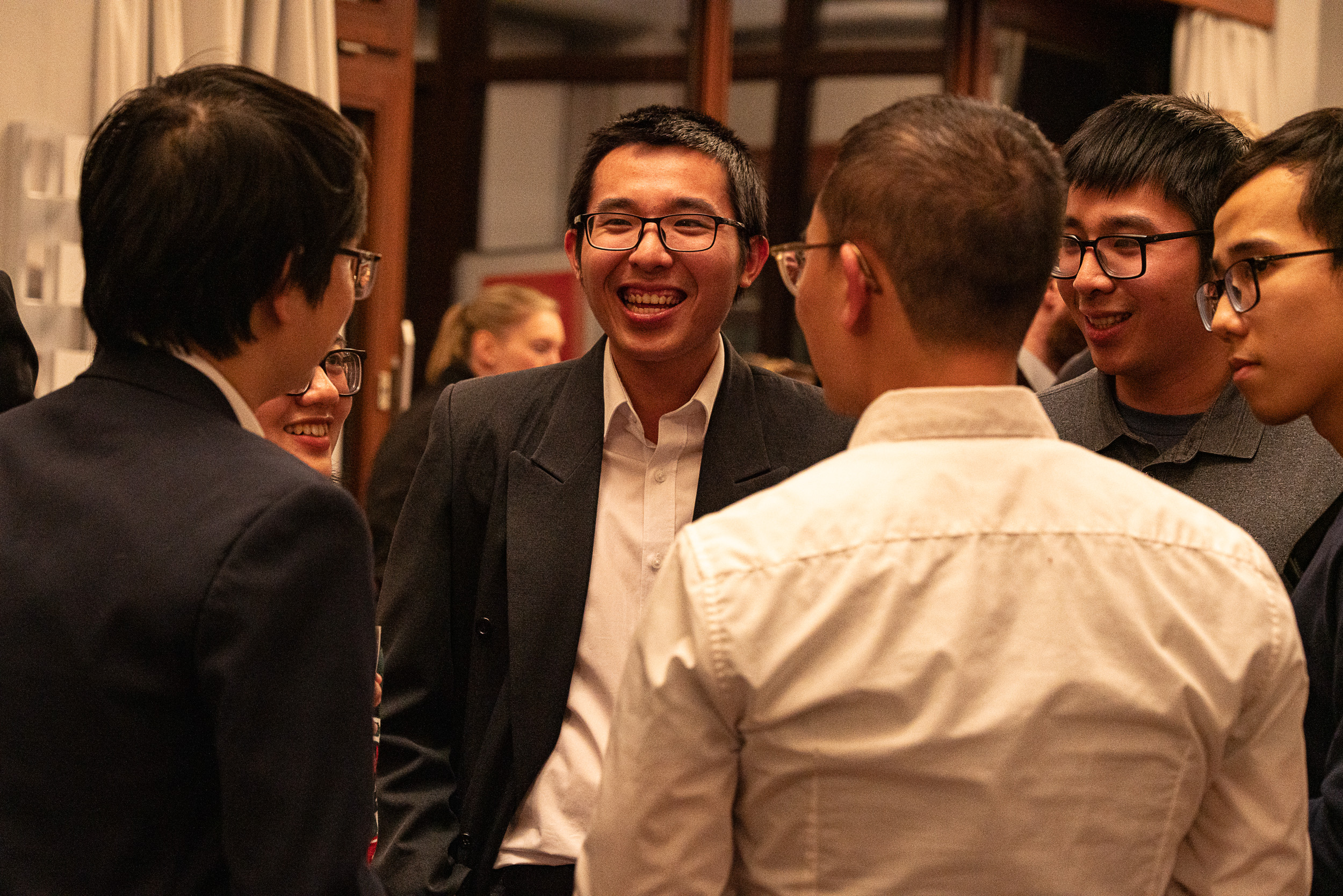 Fünf Vietnamesische Männer stehen in einem Kreis