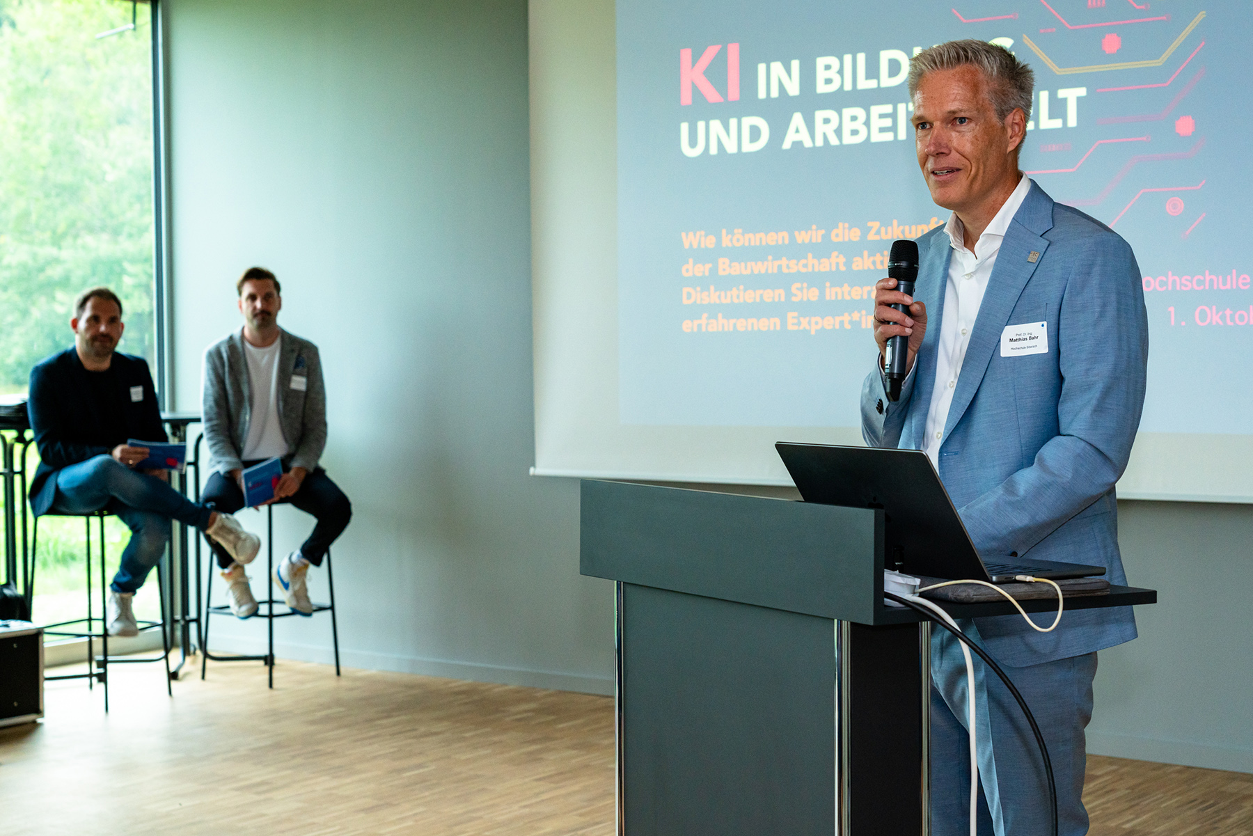 Rektor Matthias Bahr spricht bei AI Connect