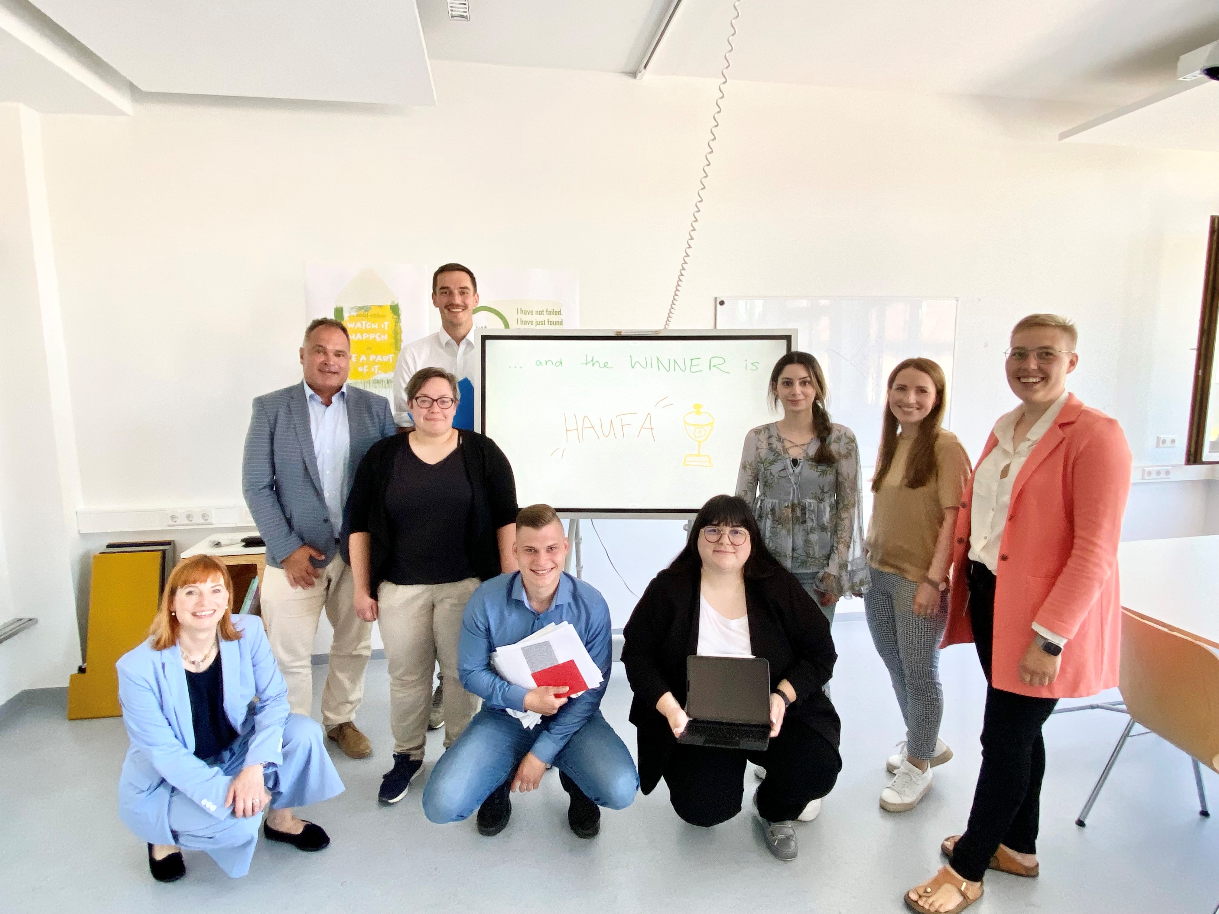 Neun Menschen verteilt vor einem Whiteboard