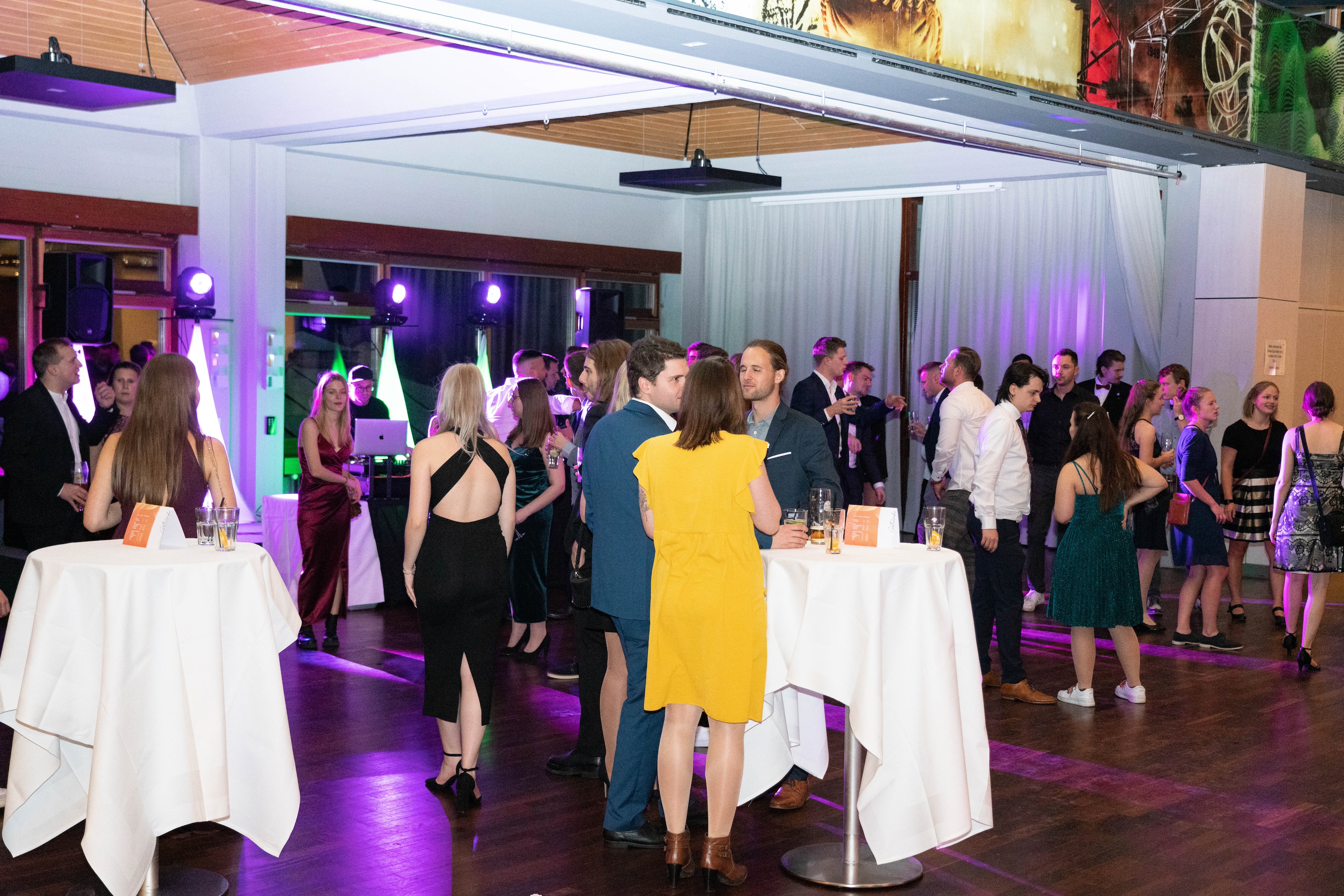 Menschen beim Tanzen auf der Tanzfläche