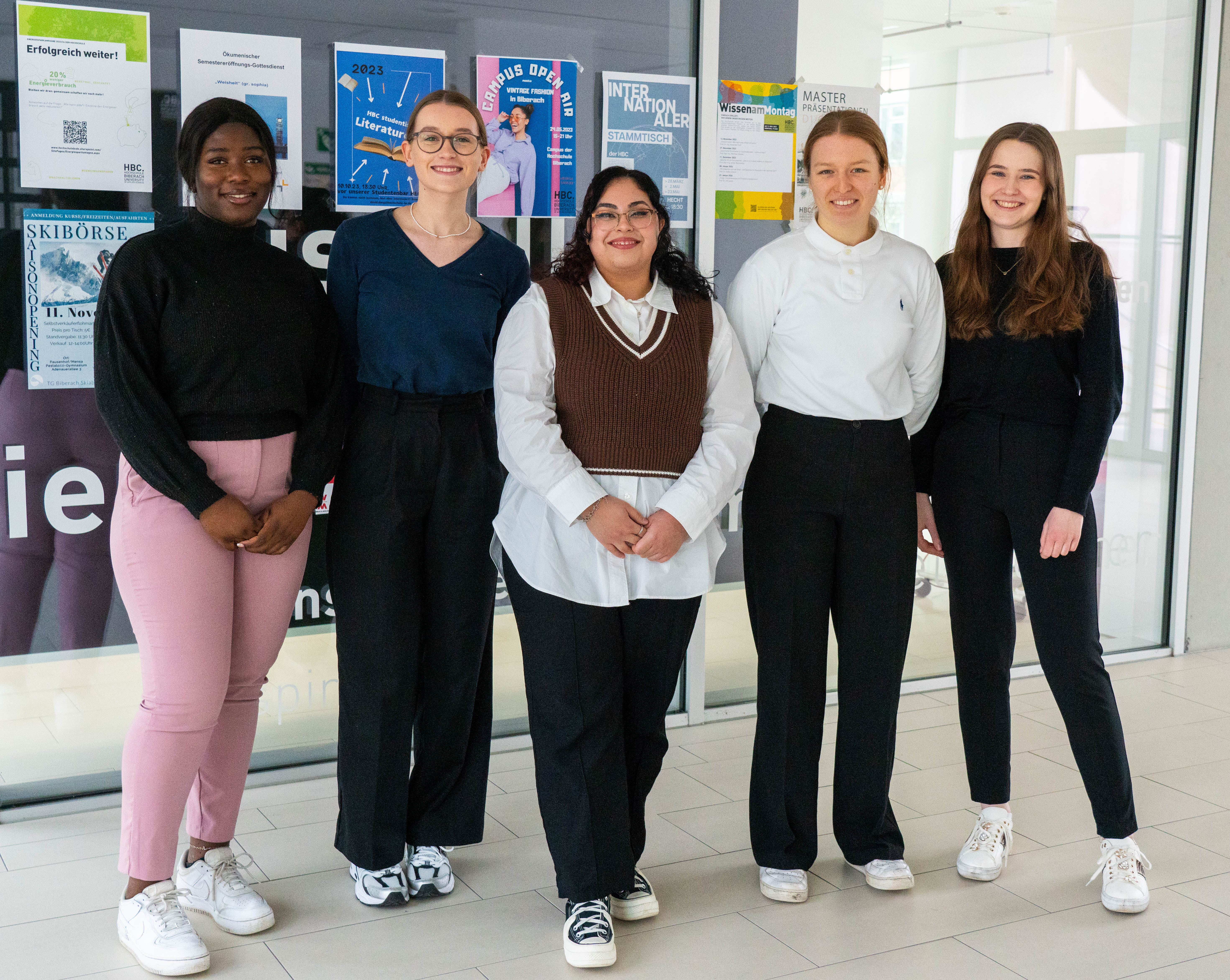 Fünf Studentinnen stehend