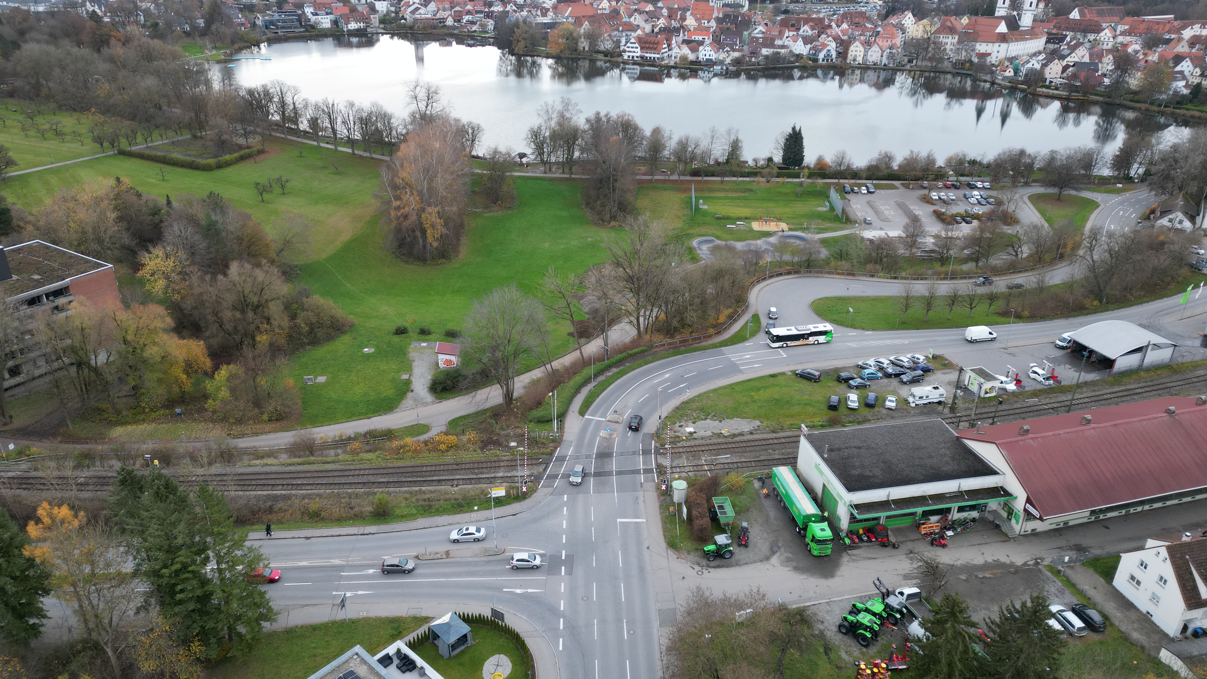 Drohnenaufnahme vom Bahnübergang in Bad Waldsee (BW)