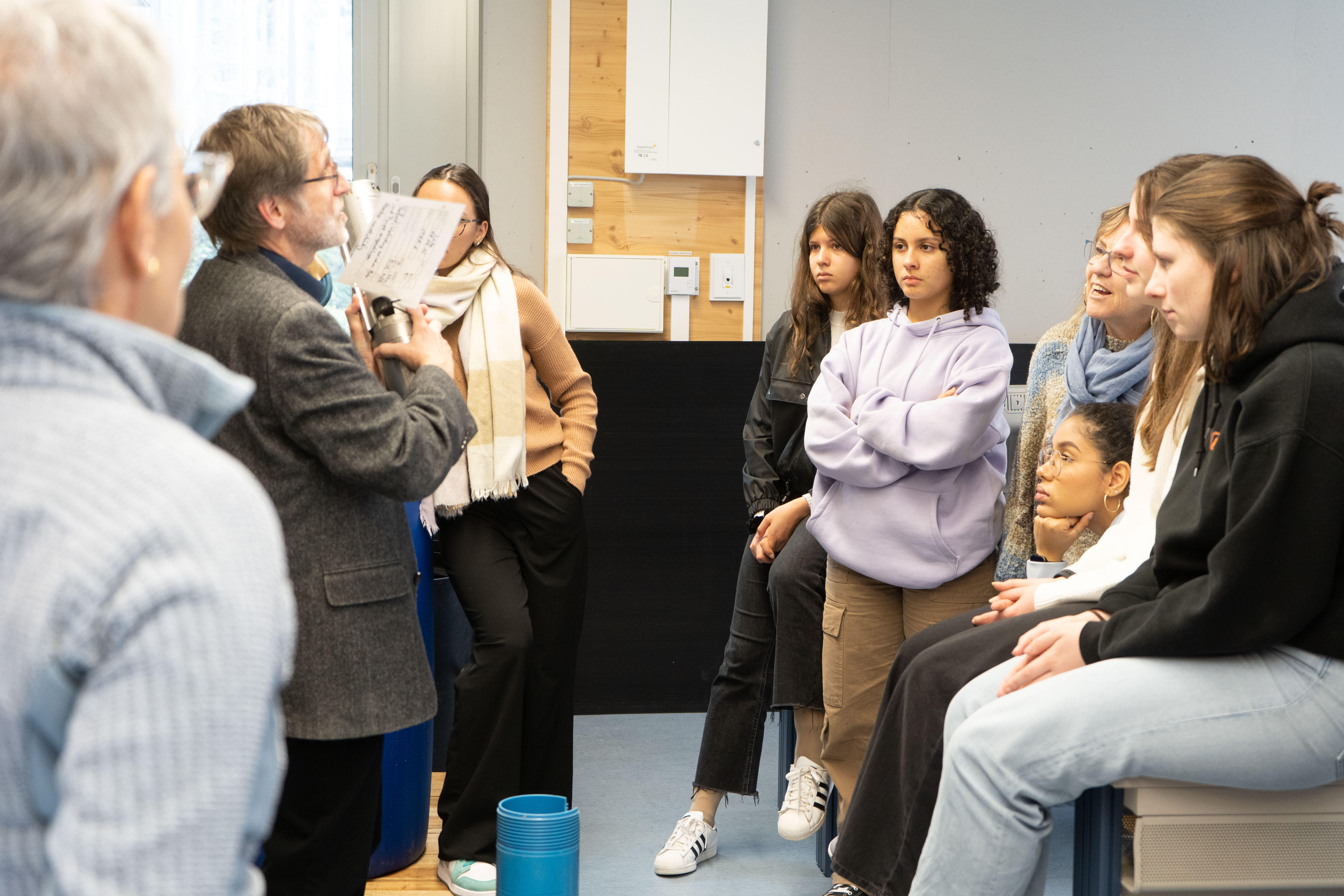 Schüler*innen bei Vortrag im labor