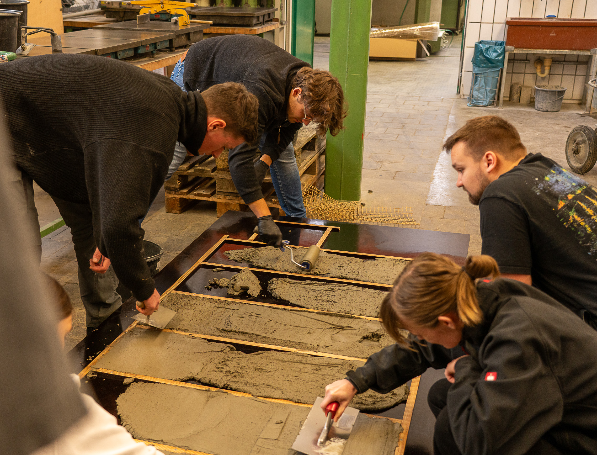 Studierende betonieren 