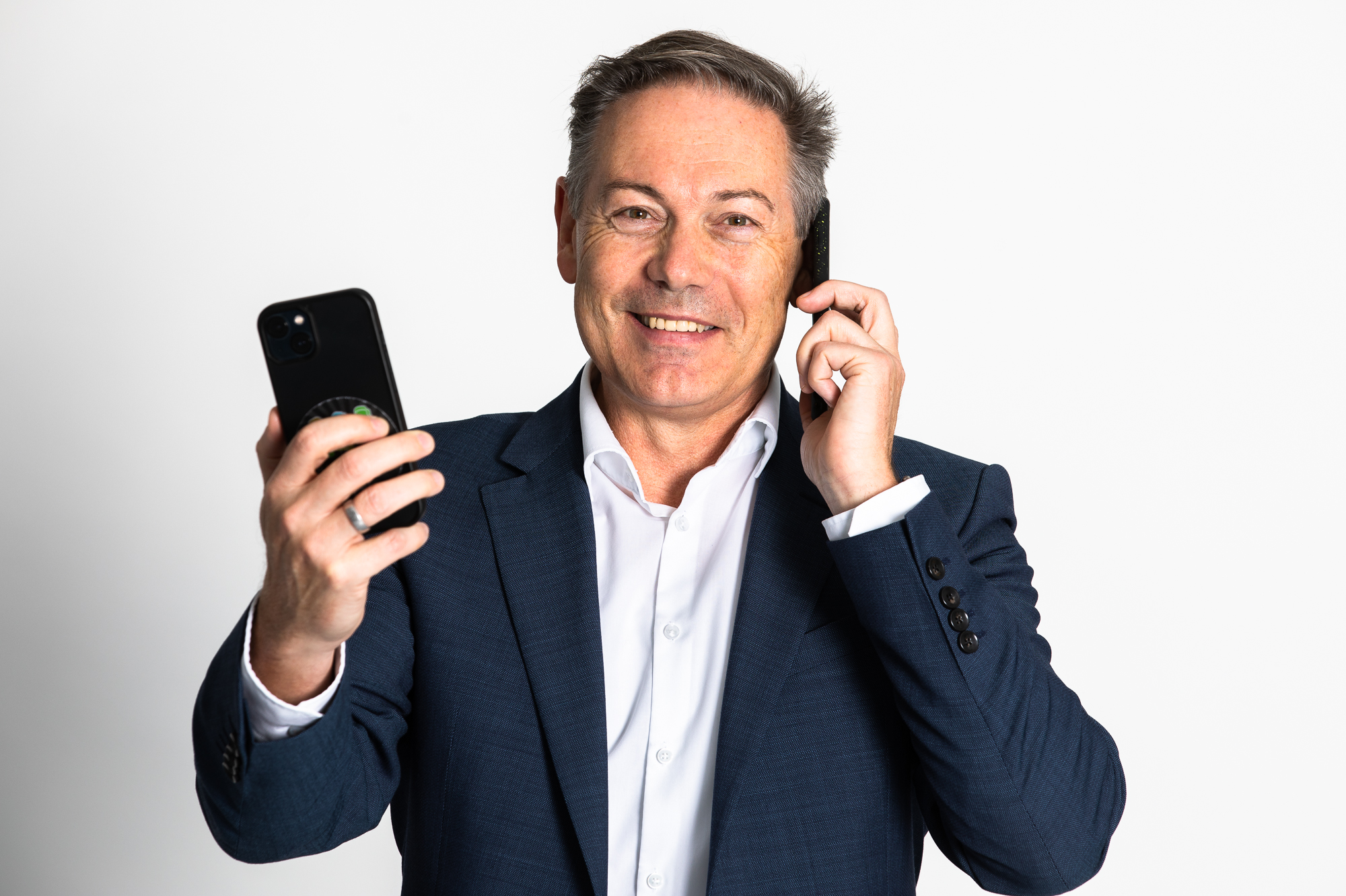 Porträt Mann mit zwei Handys in der Hand