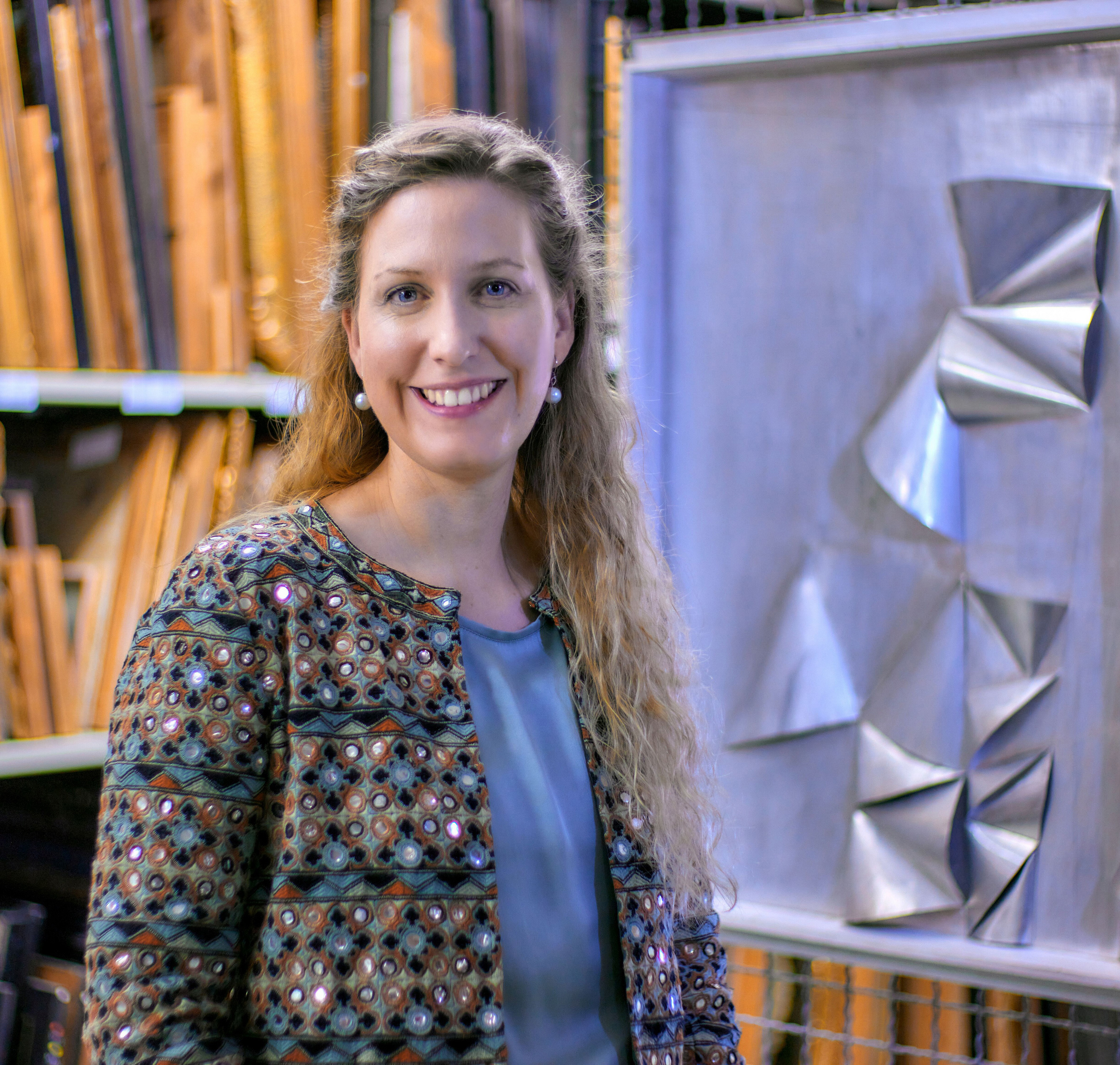 Frau im Porträt mit langen Locken