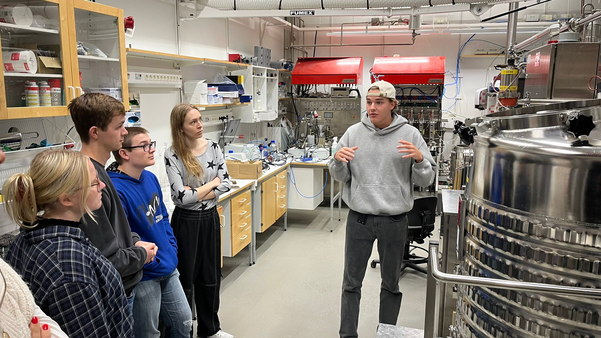 Personen stehen in einem Labor