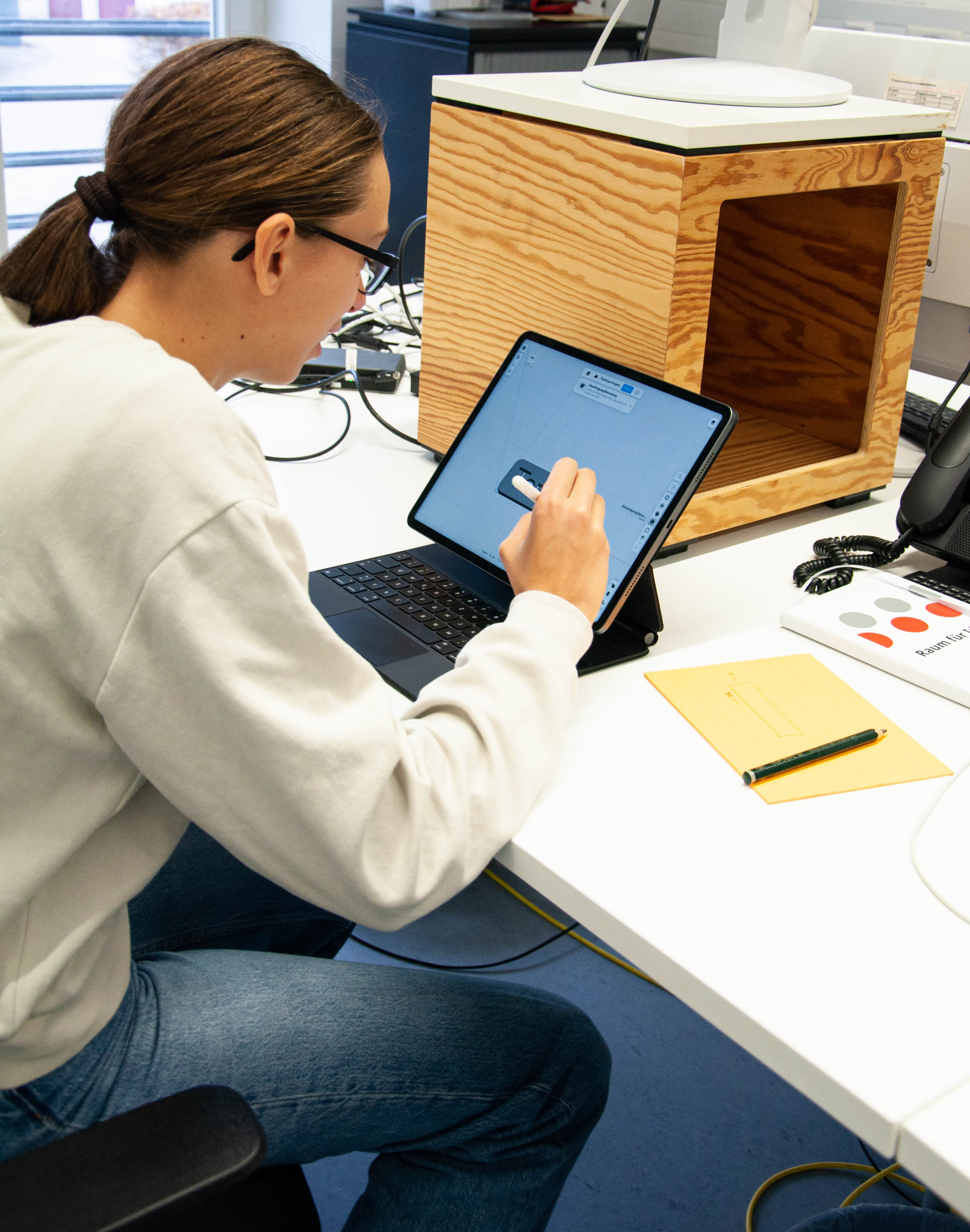 Schülerin sitzt an Laptop