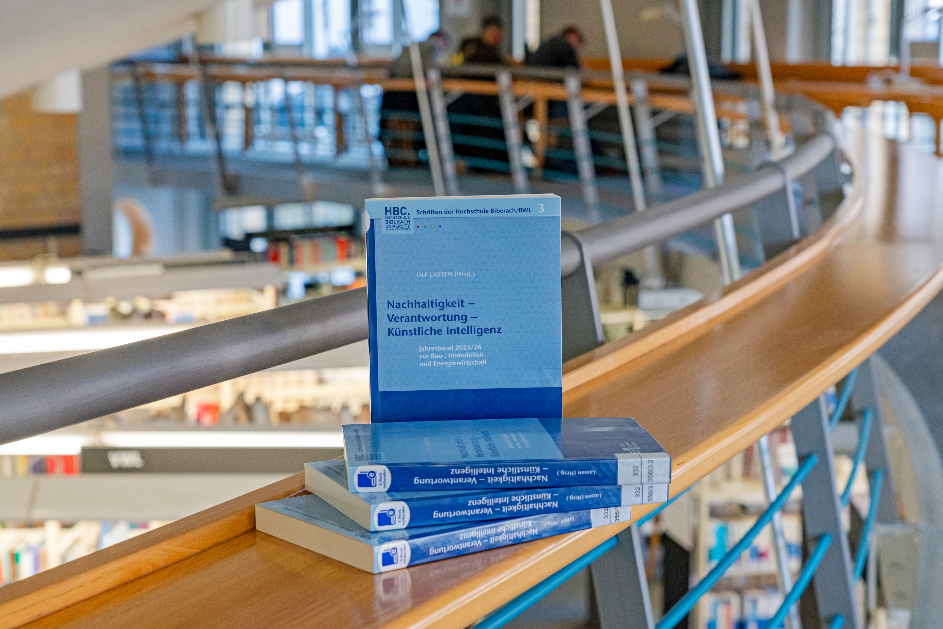 Buch mit blauem Umschlag