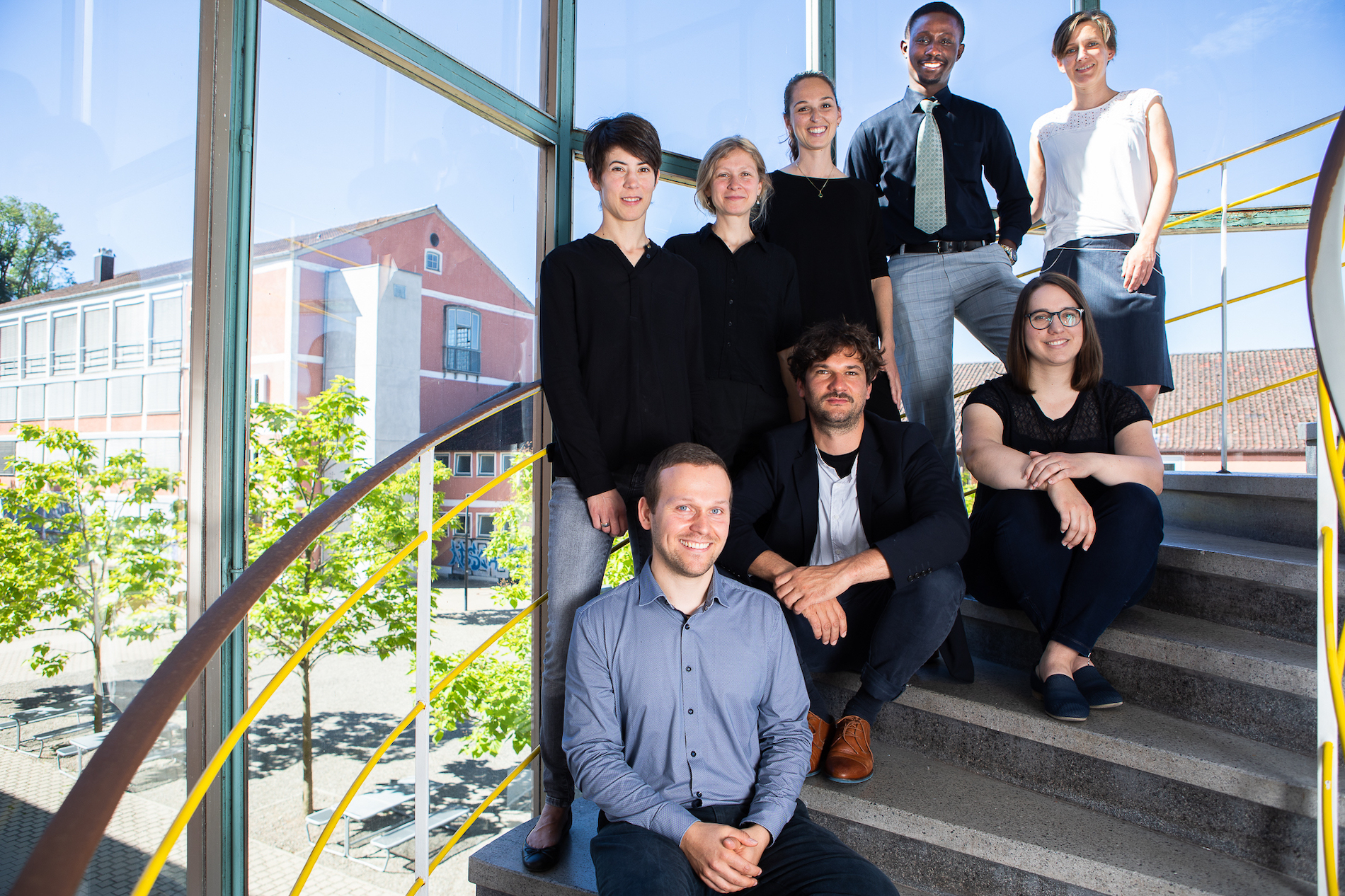 Teambild auf einer Treppe 