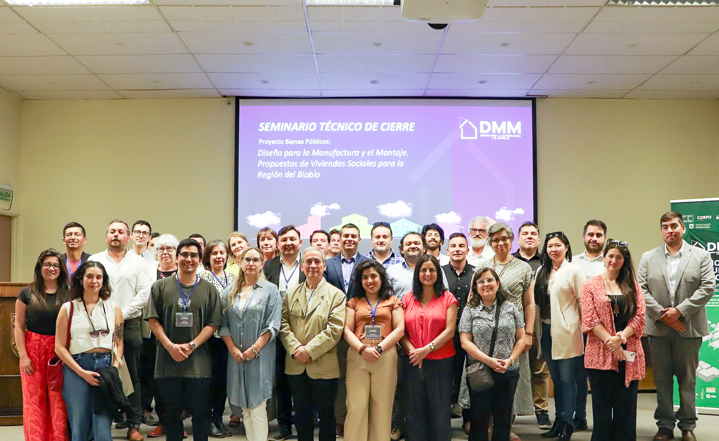 viele Personen bei einem Gruppenfoto