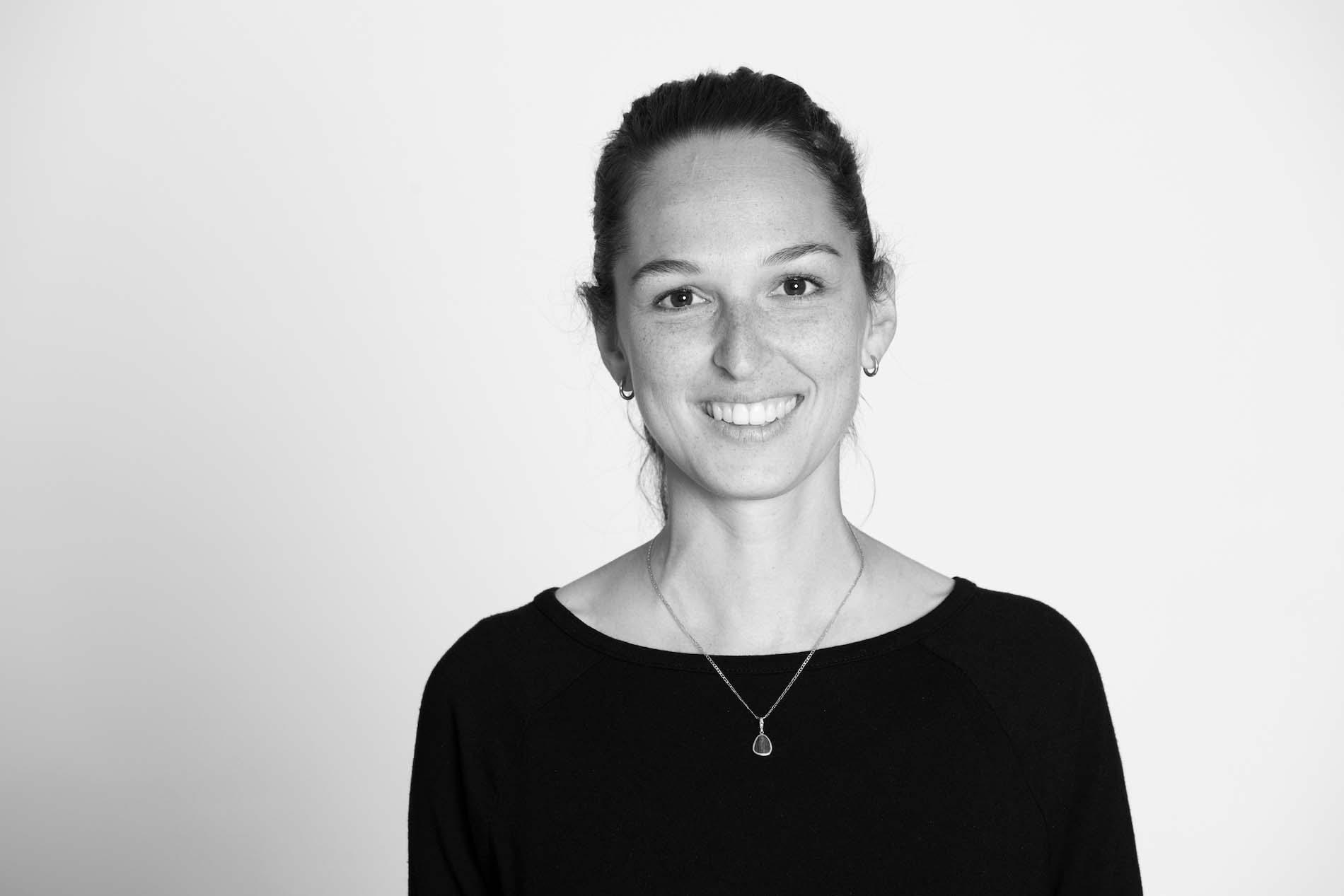 Frau im Porträt, schwarz-weiß