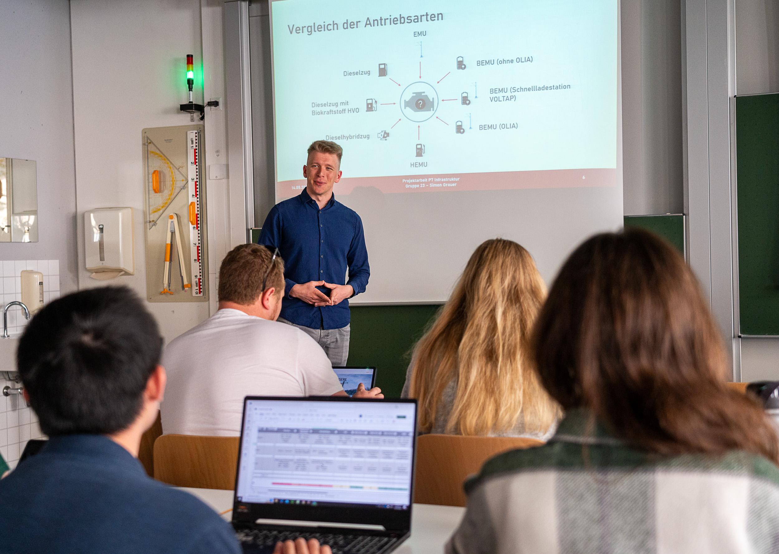 Studierende sitzen in Hörsaal
