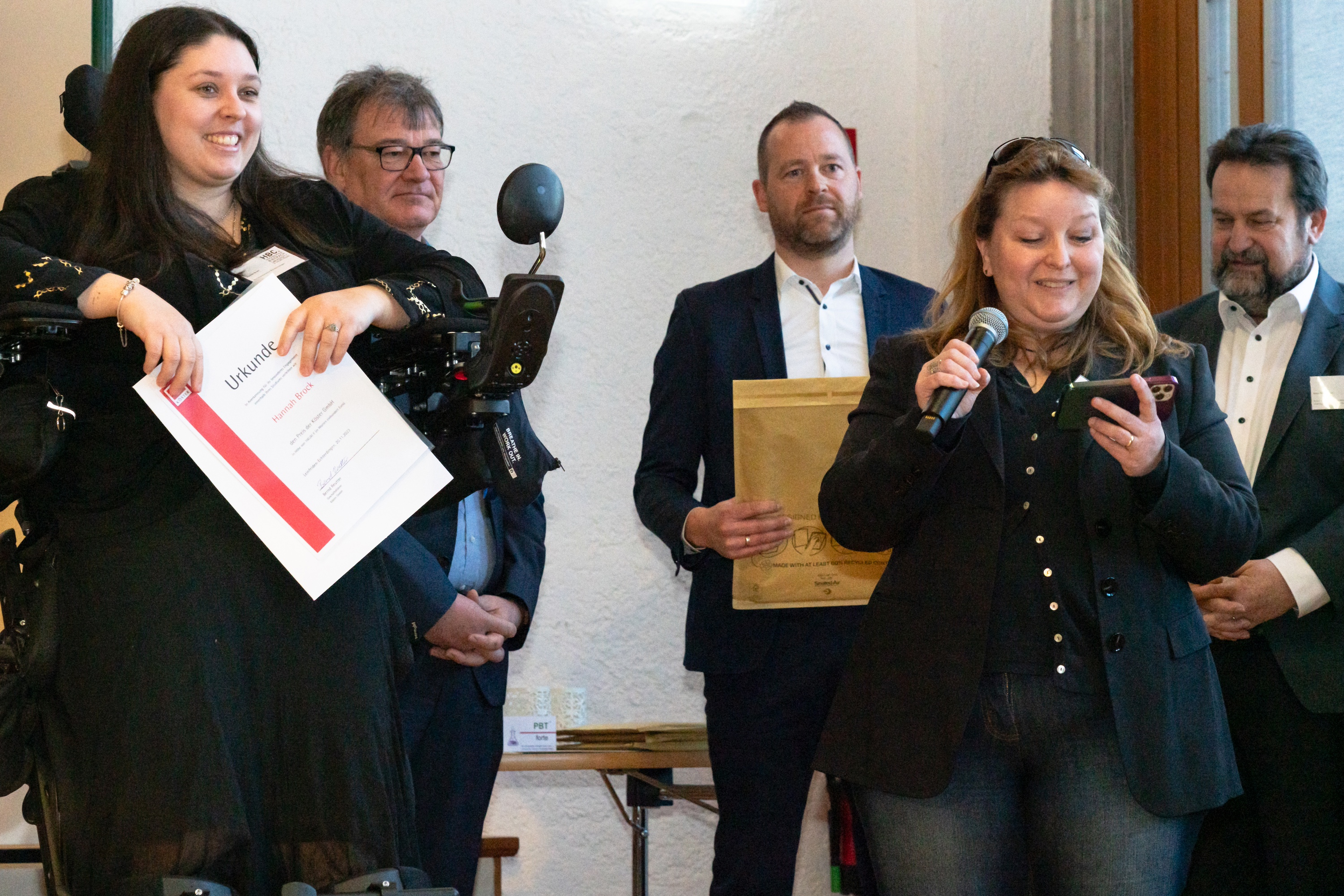 Studentin bekommt Preis verliehen