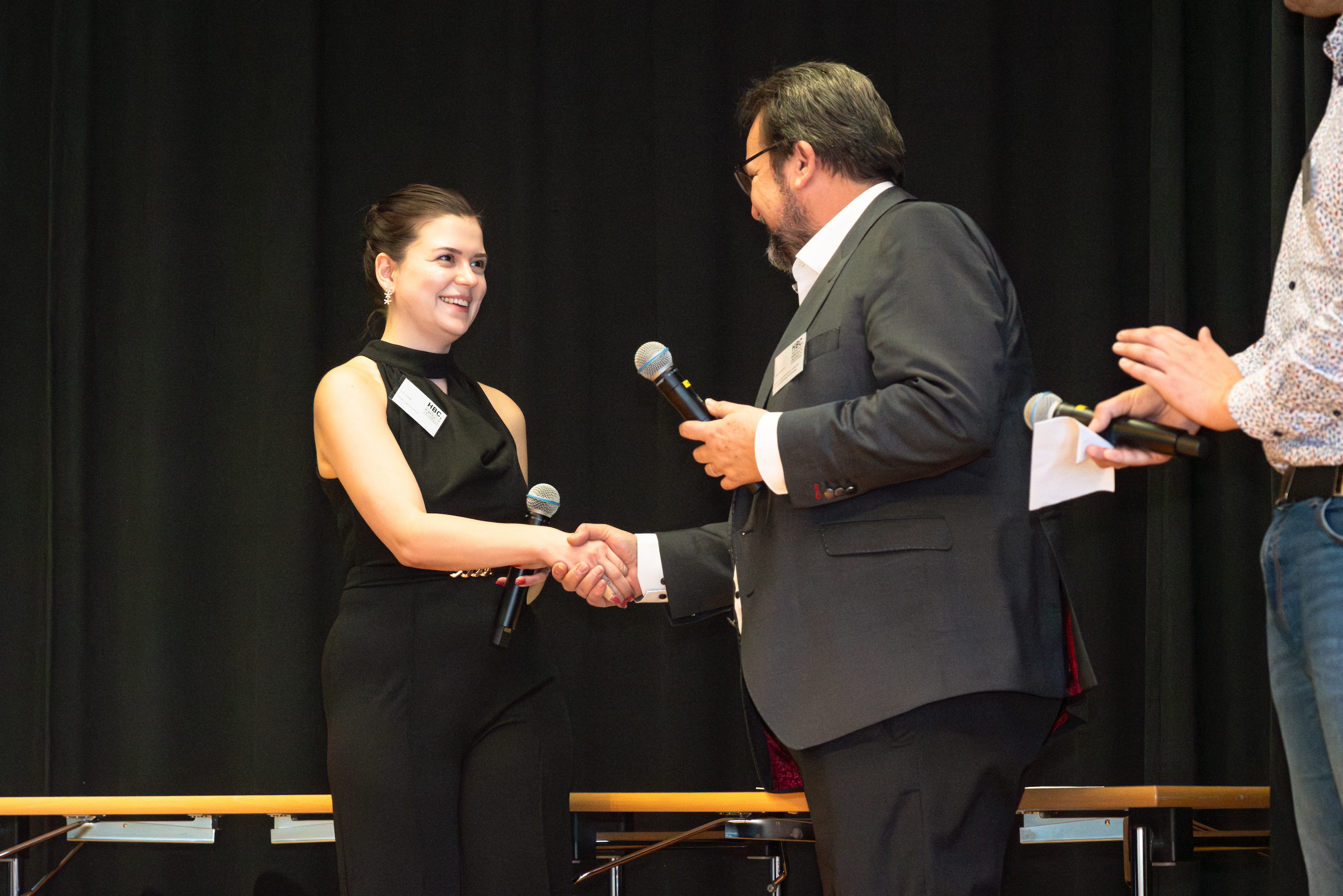 Mann gratuliert Frau per Handschlag