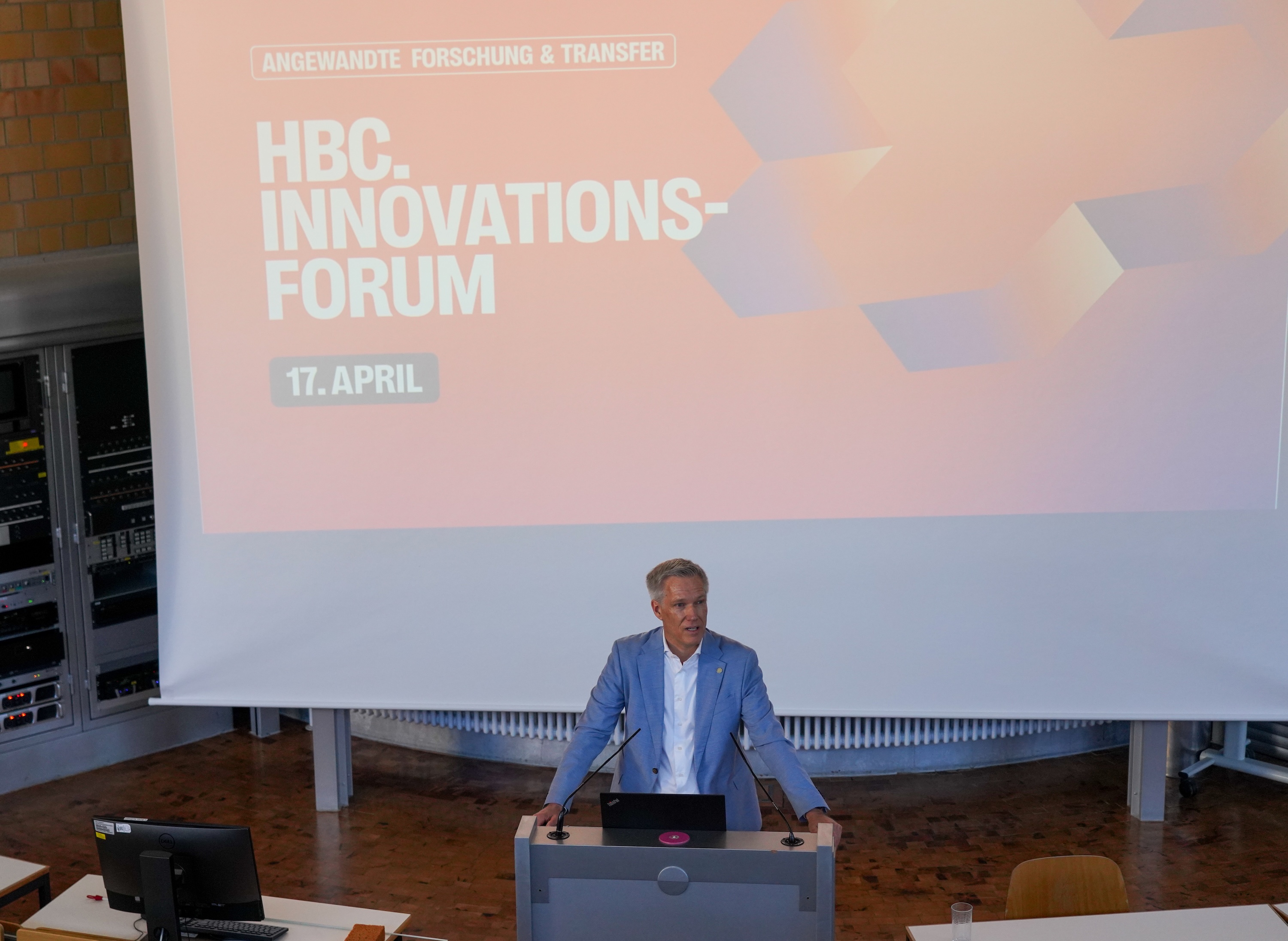 Ein Mann steht an einem Pult