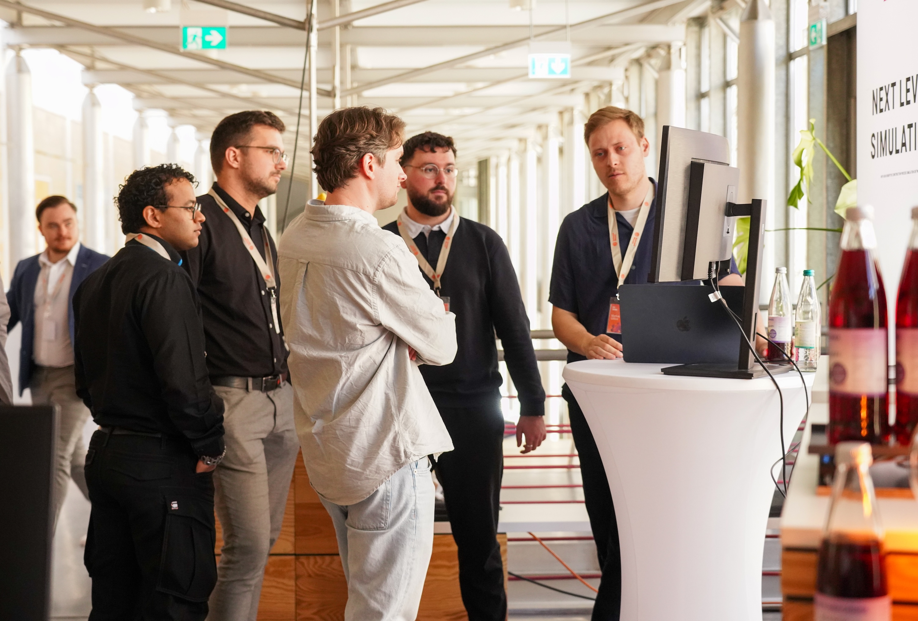 Fünf Männer stehen an einem Stehtisch