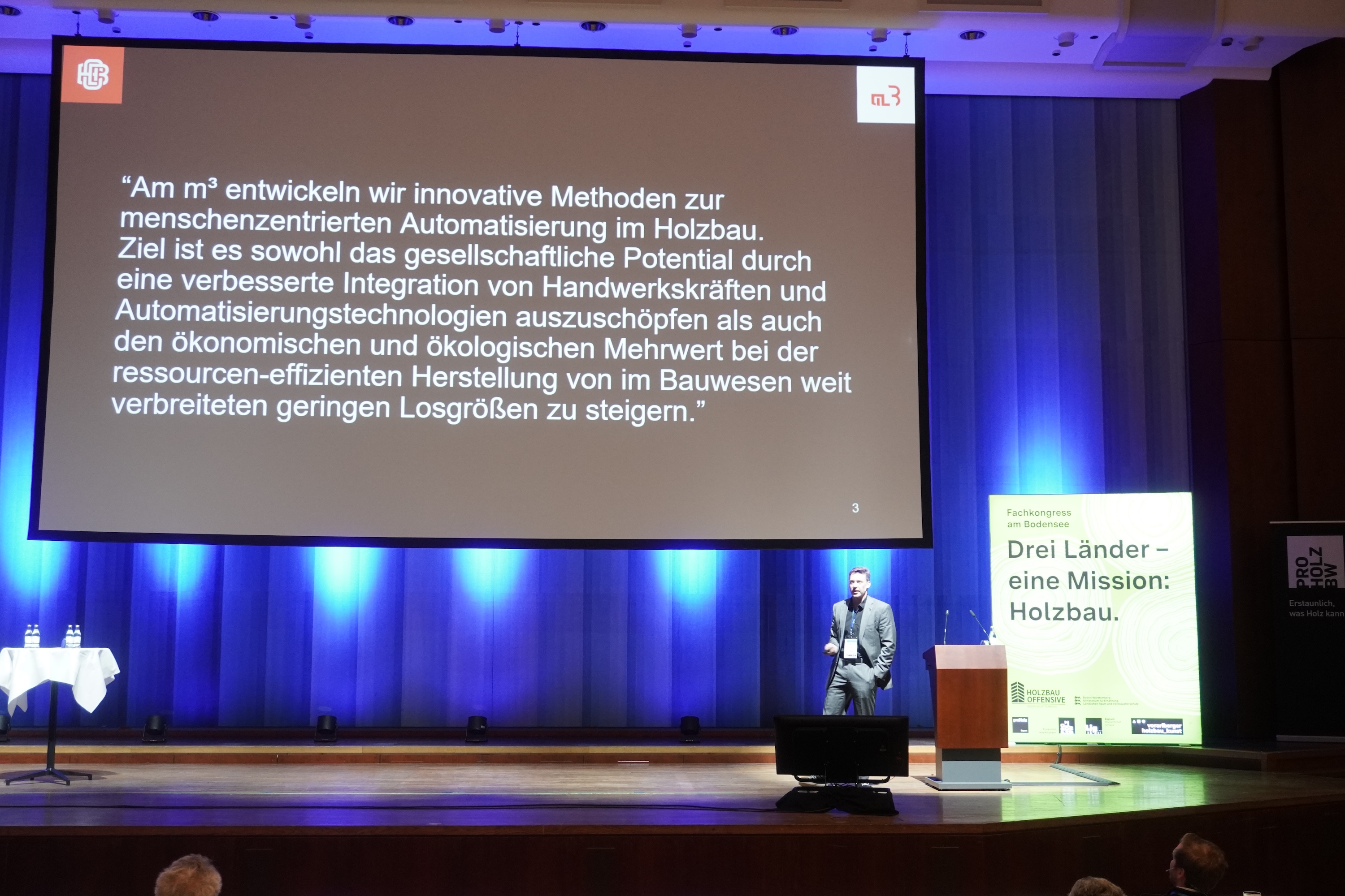 Professor Felix Amtsberg hält eine Präsentation