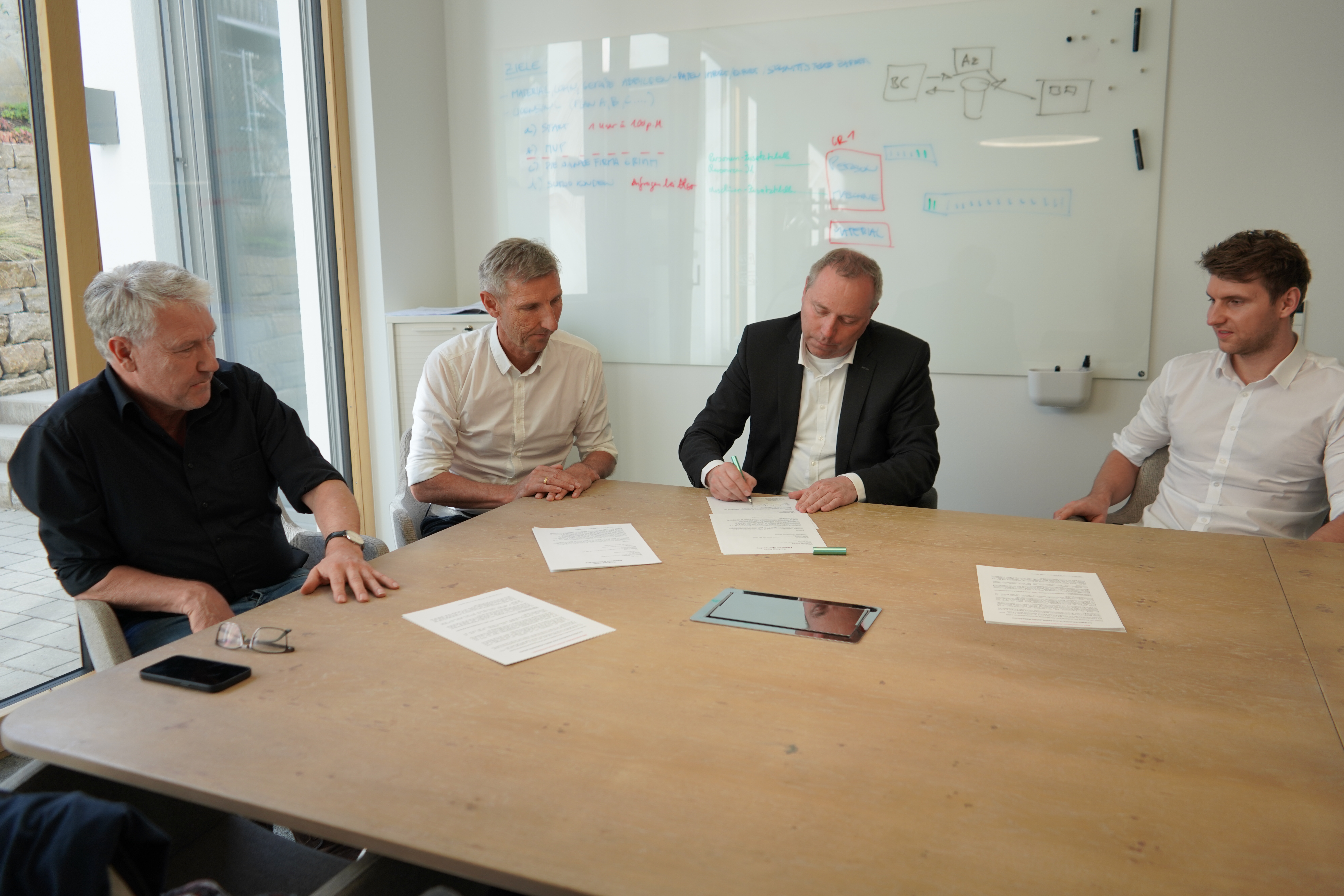 Kanzler und Geschäftsführer unterzeichnen den Kooperationsvertrag 