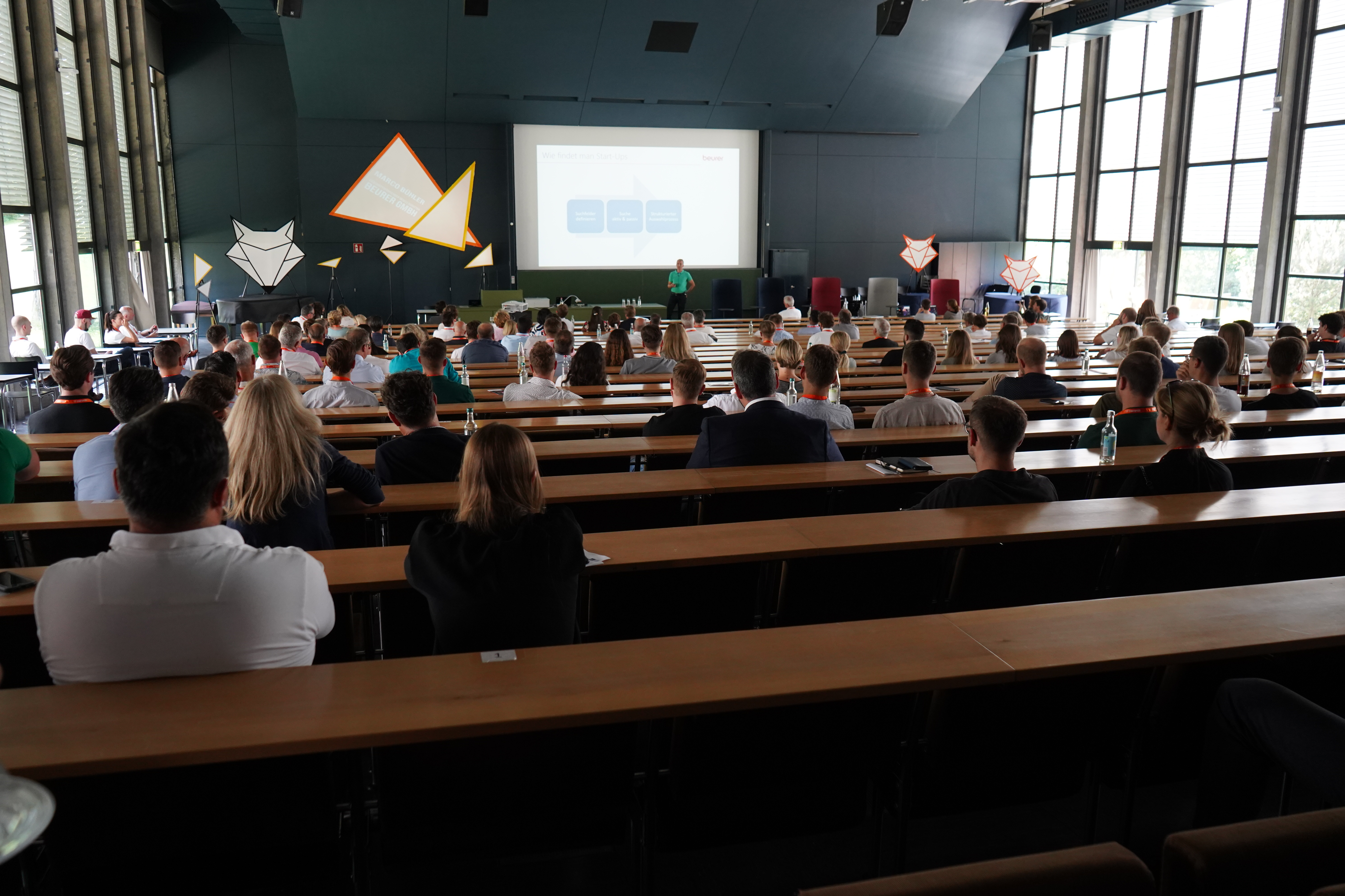 Marco Bühler hält seine Keynote im Audimax der THU