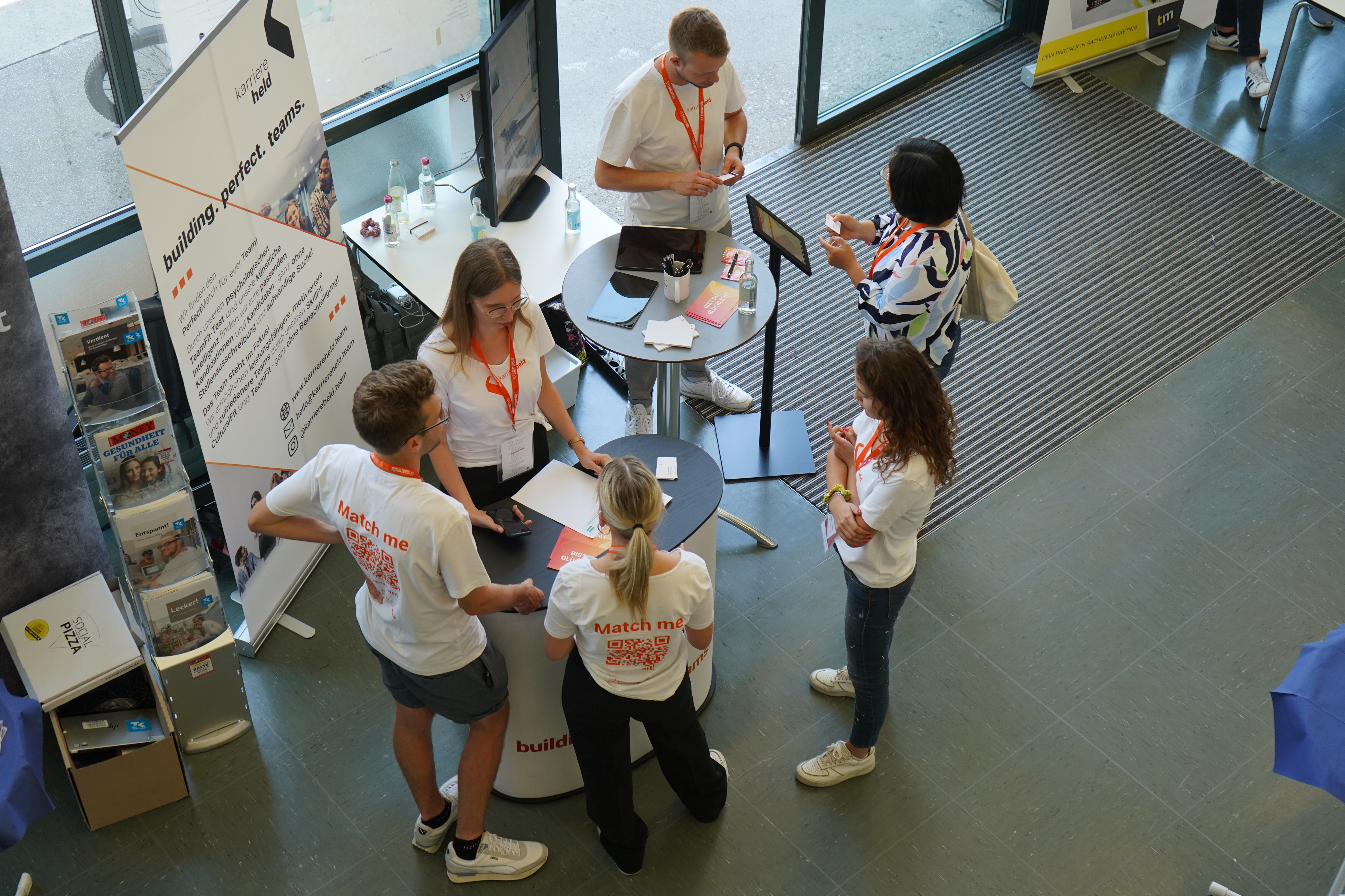 Startups präsentieren sich im Foyer der THU