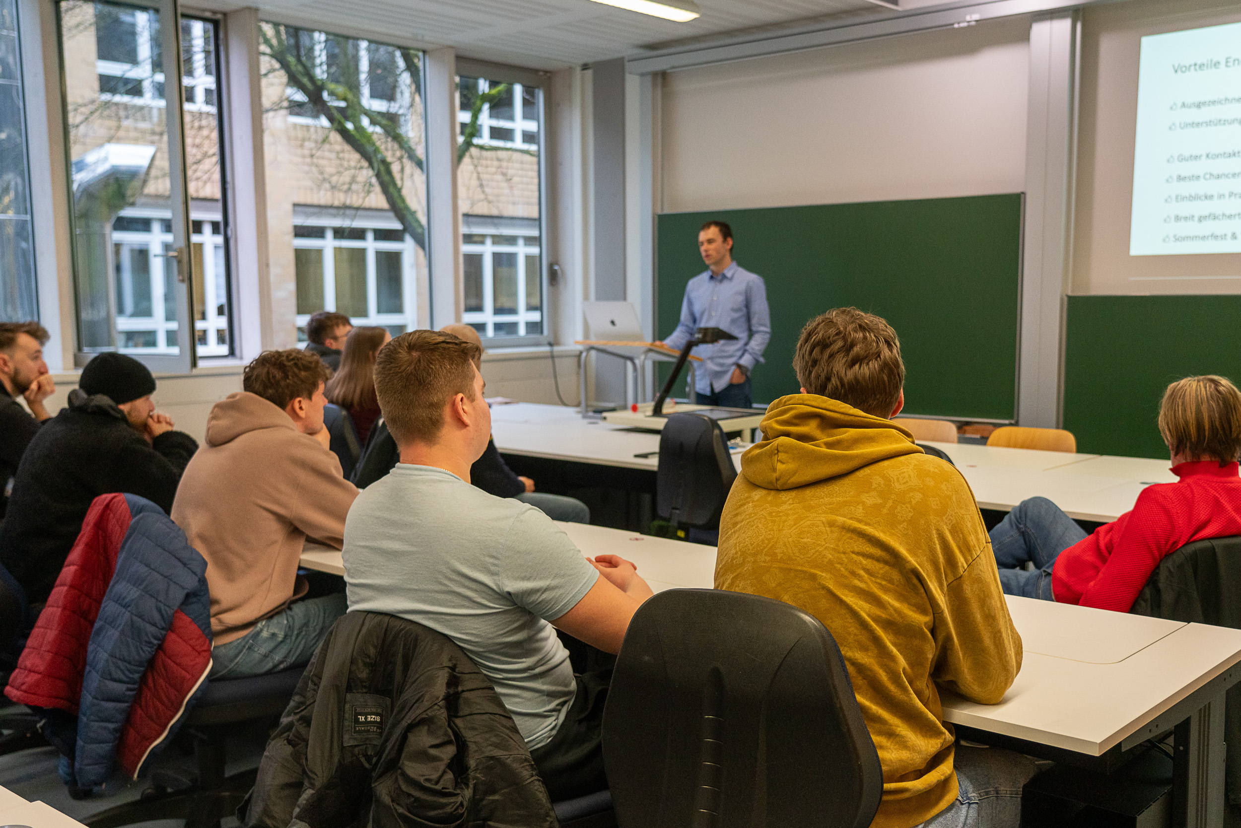 Schüler sitzen in Vorlesungsraum
