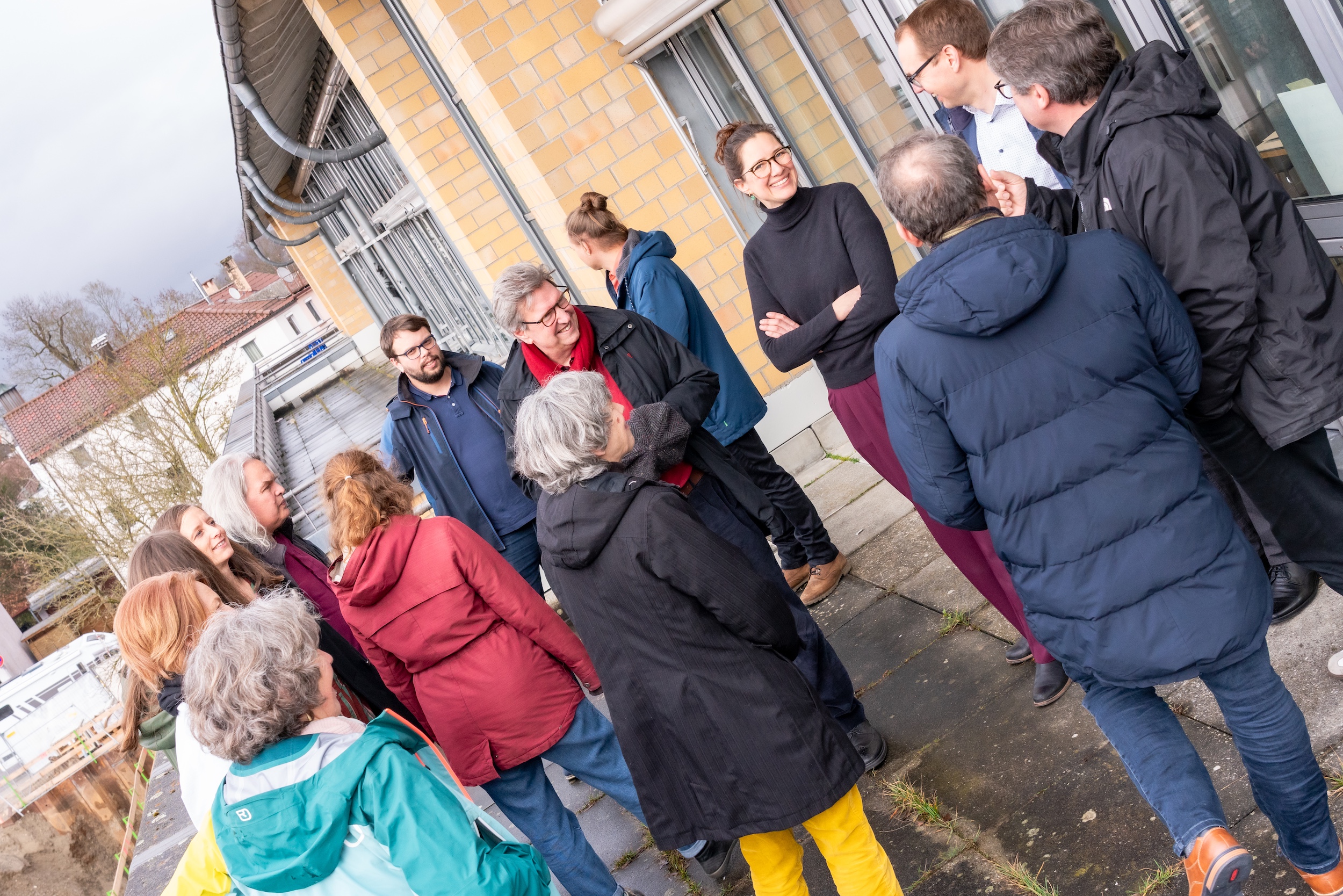 viele Personen bei einem Gruppenfoto