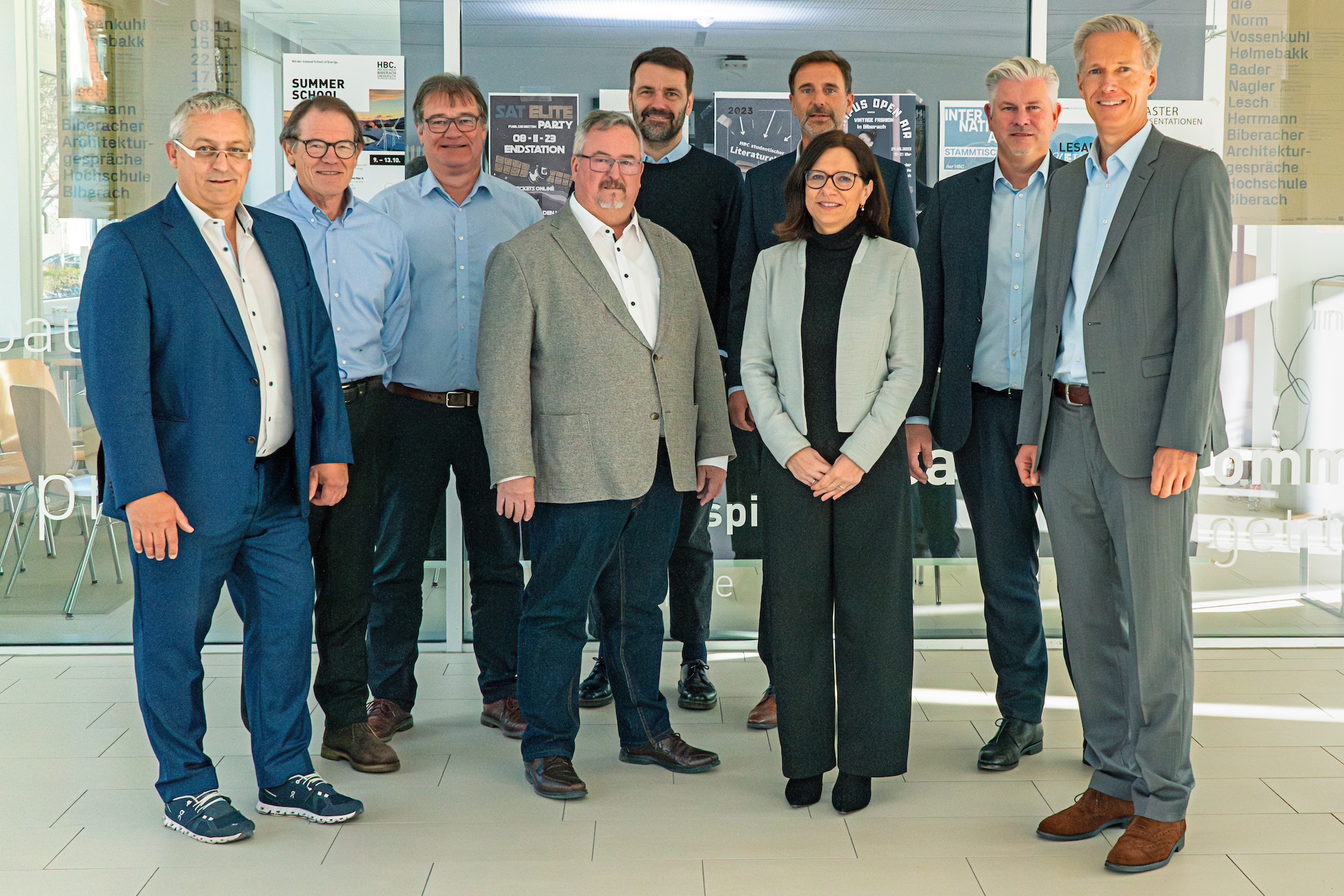 Personen bei Gruppenbild, stehend