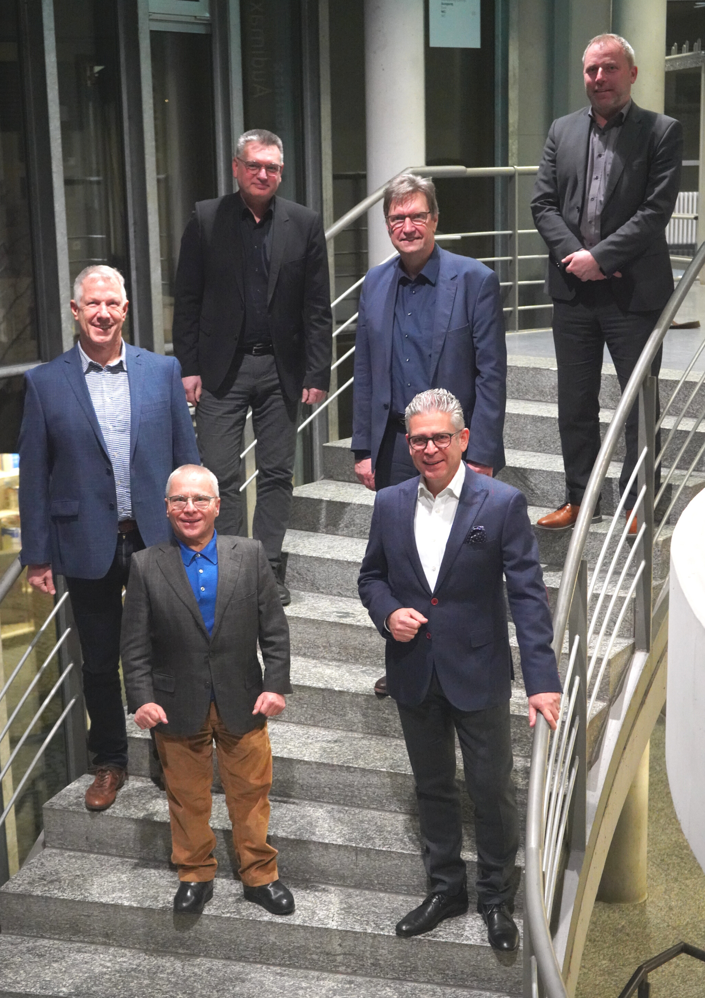 Gruppenfoto der Kuratoriumsmitglieder auf einer Treppe