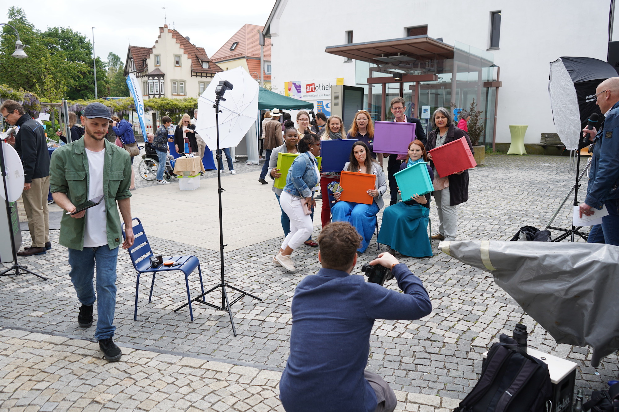 Viele Menschen auf Marktplatz