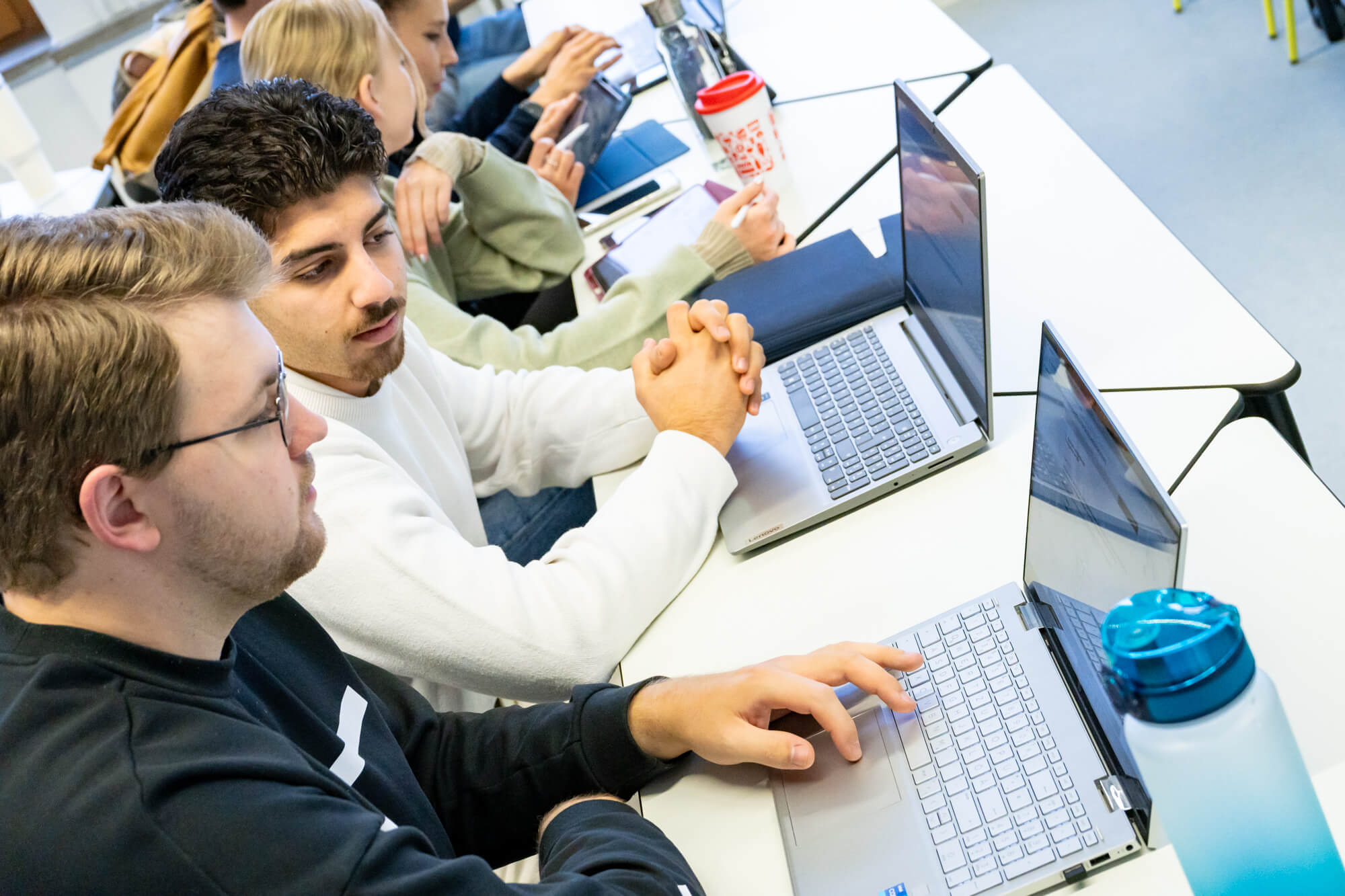 Zwei Studierende bereiten sich vor Ihren Laptops auf die EEX-Börsenprüfung vor