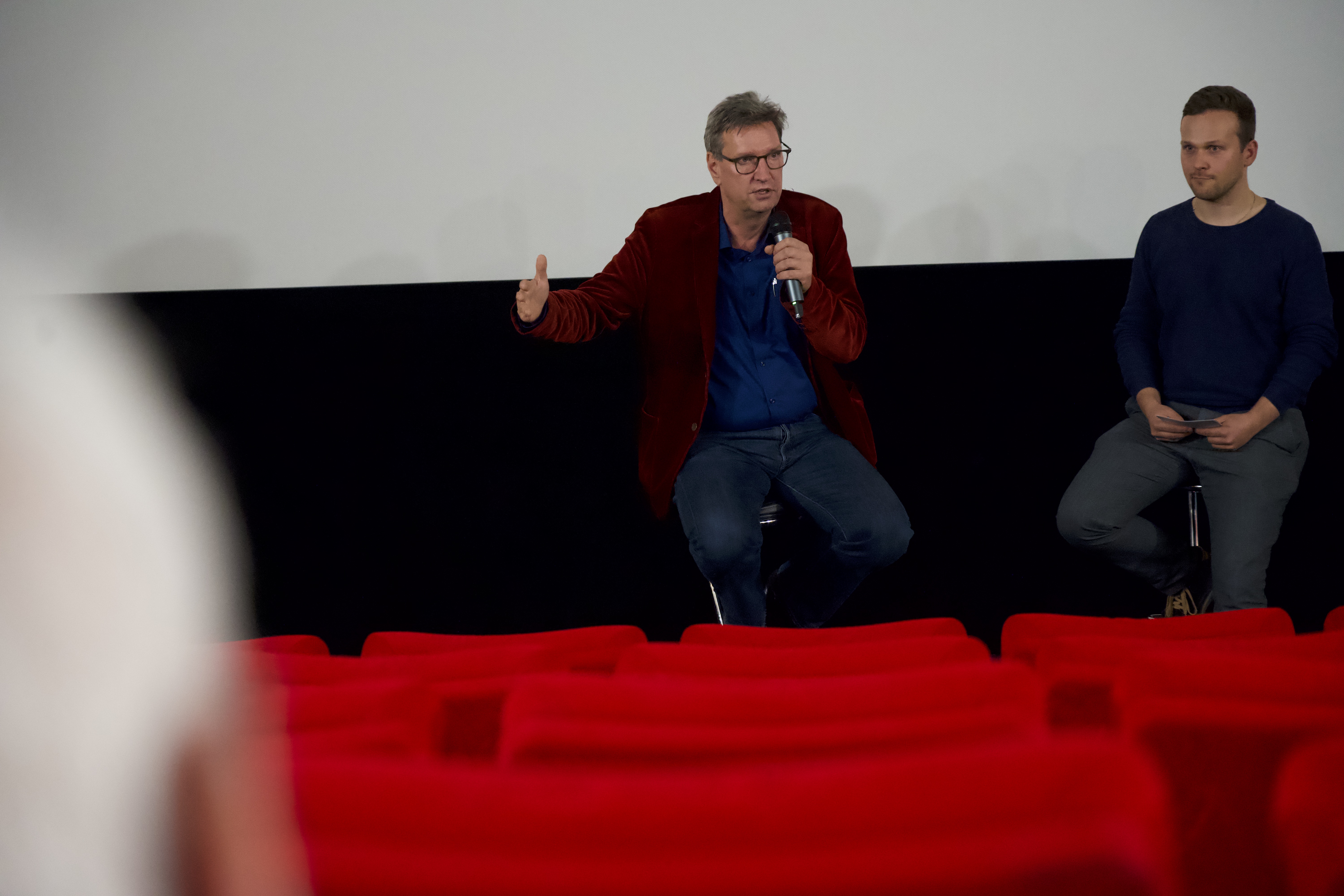 Zwei Personen auf der Bühne im Kino