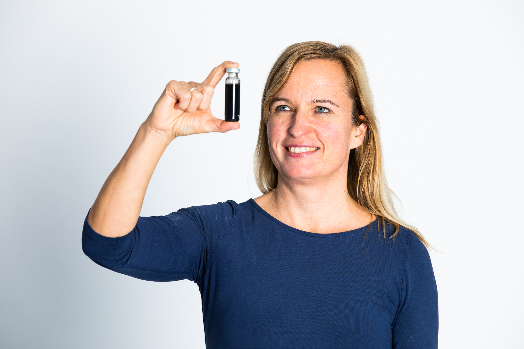 Frau im Porträt hält etwas in der Hand