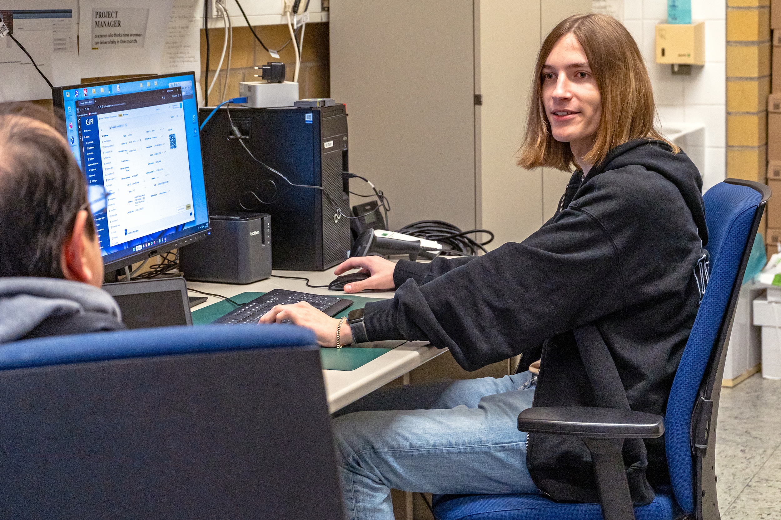 Ein junger Student sitzt vor einem Rechner