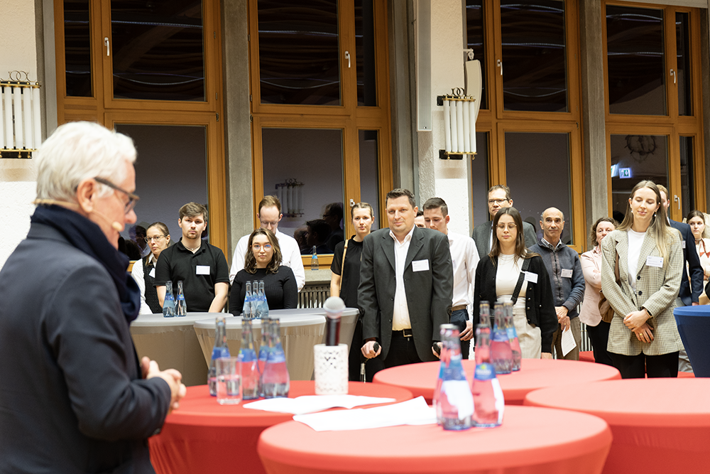 Viele Gäste in einem Raum