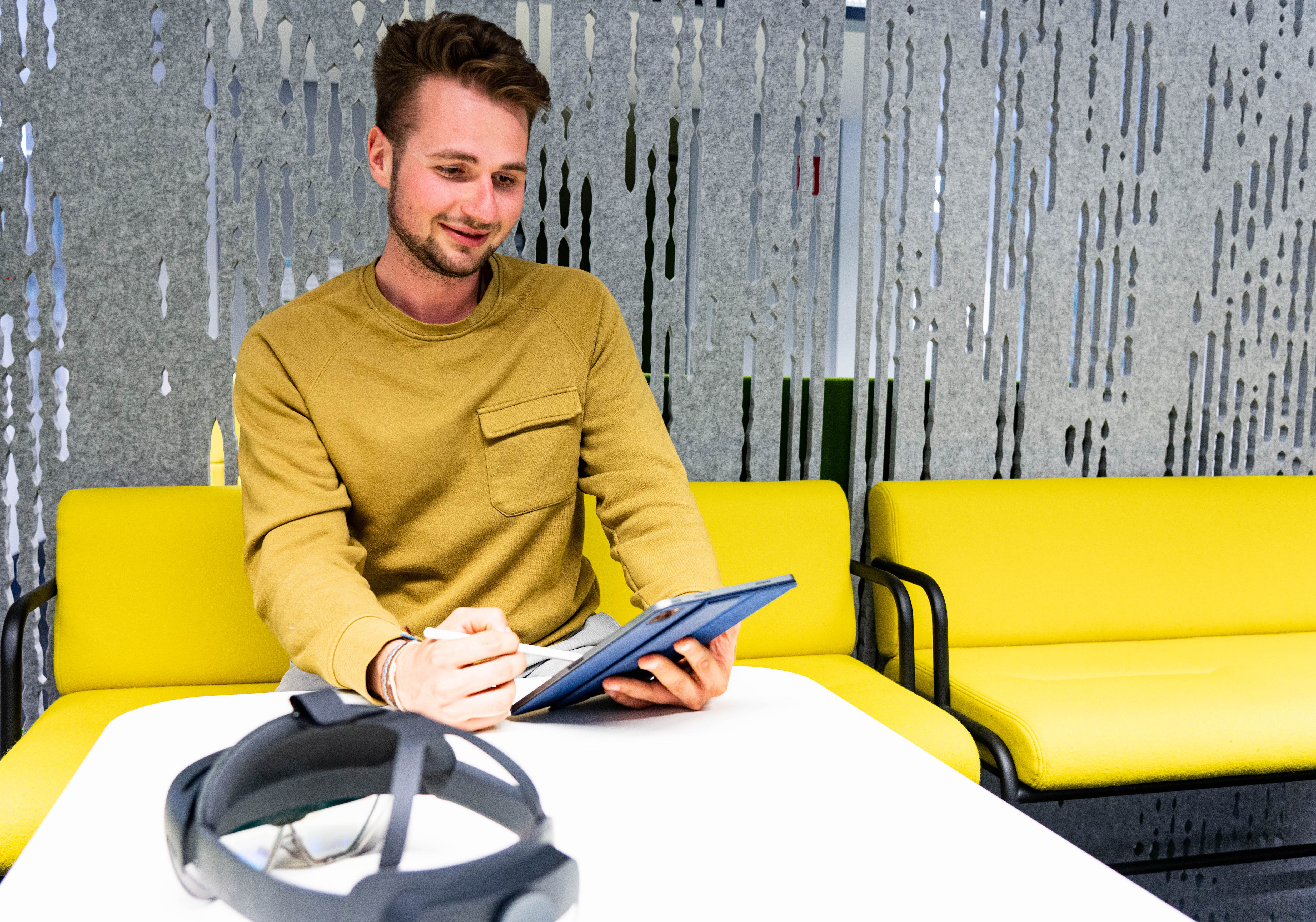 Mann mit Tablet in der Hand